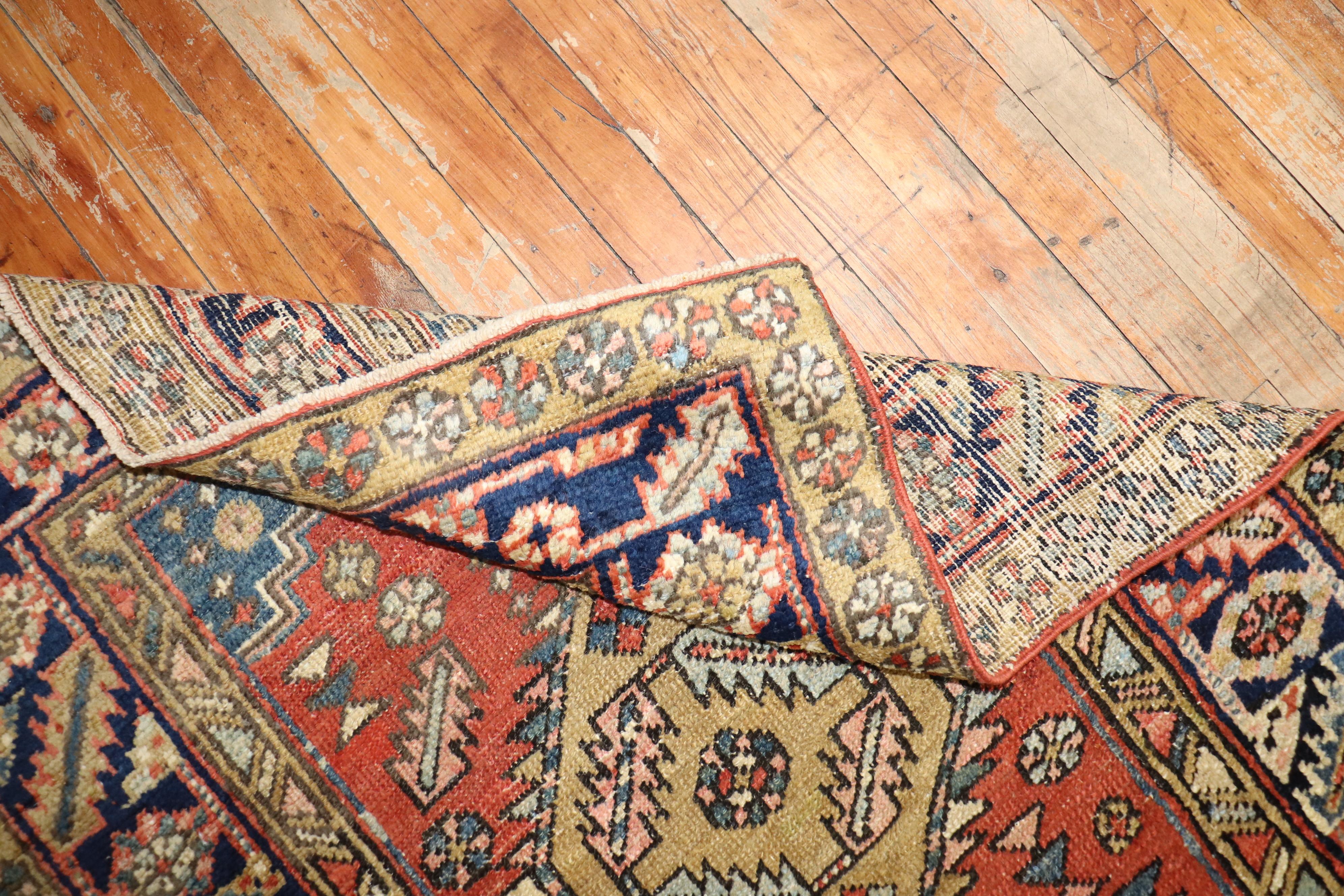 20ième siècle Tapis de couloir Heriz persan ancien de la collection Zabihi en vente