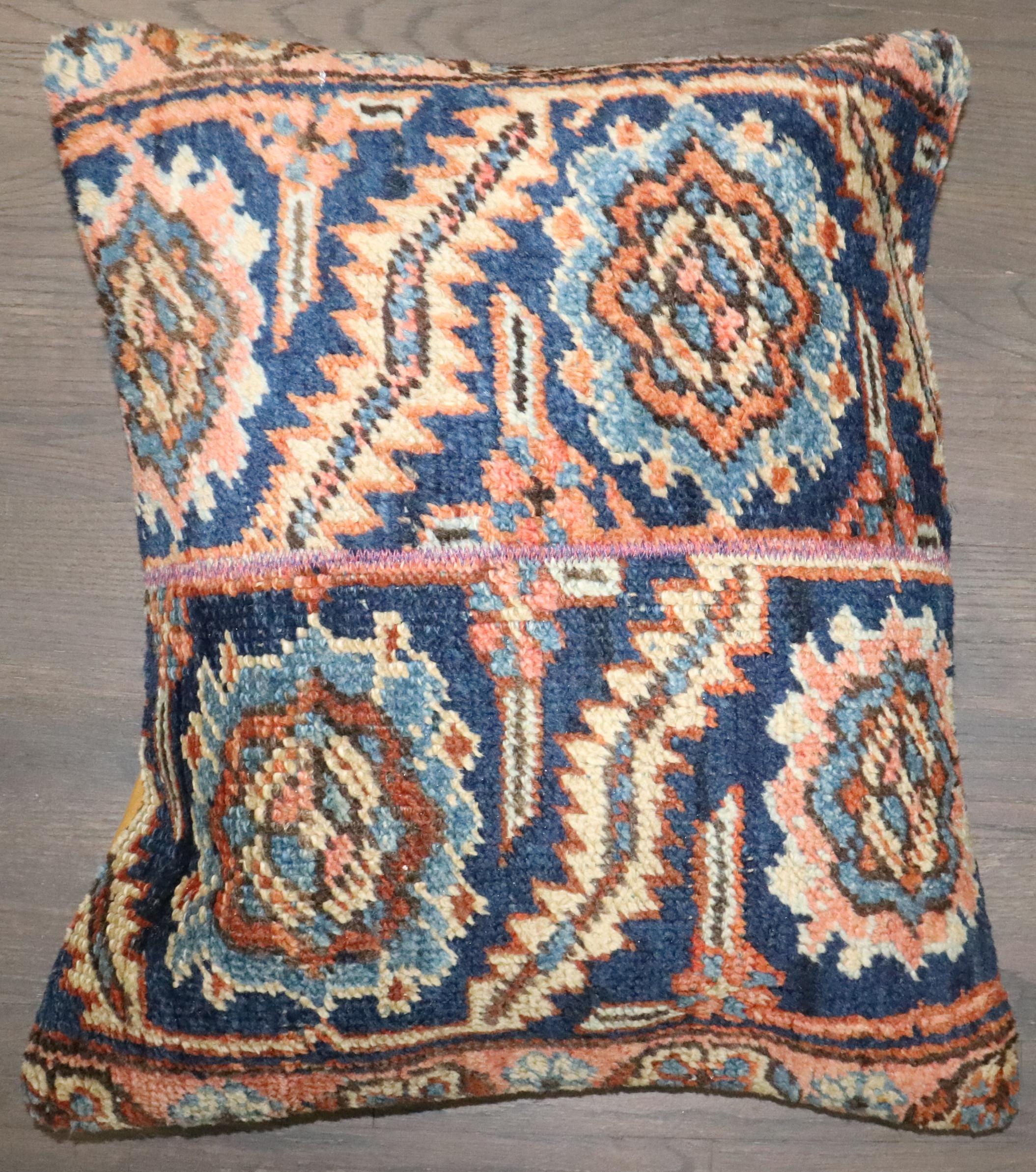 Un cuscino di grandi dimensioni realizzato in Heriz persiano. Cucito al centro

Dettagli
rug no.	p5118
dimensione	1' 8