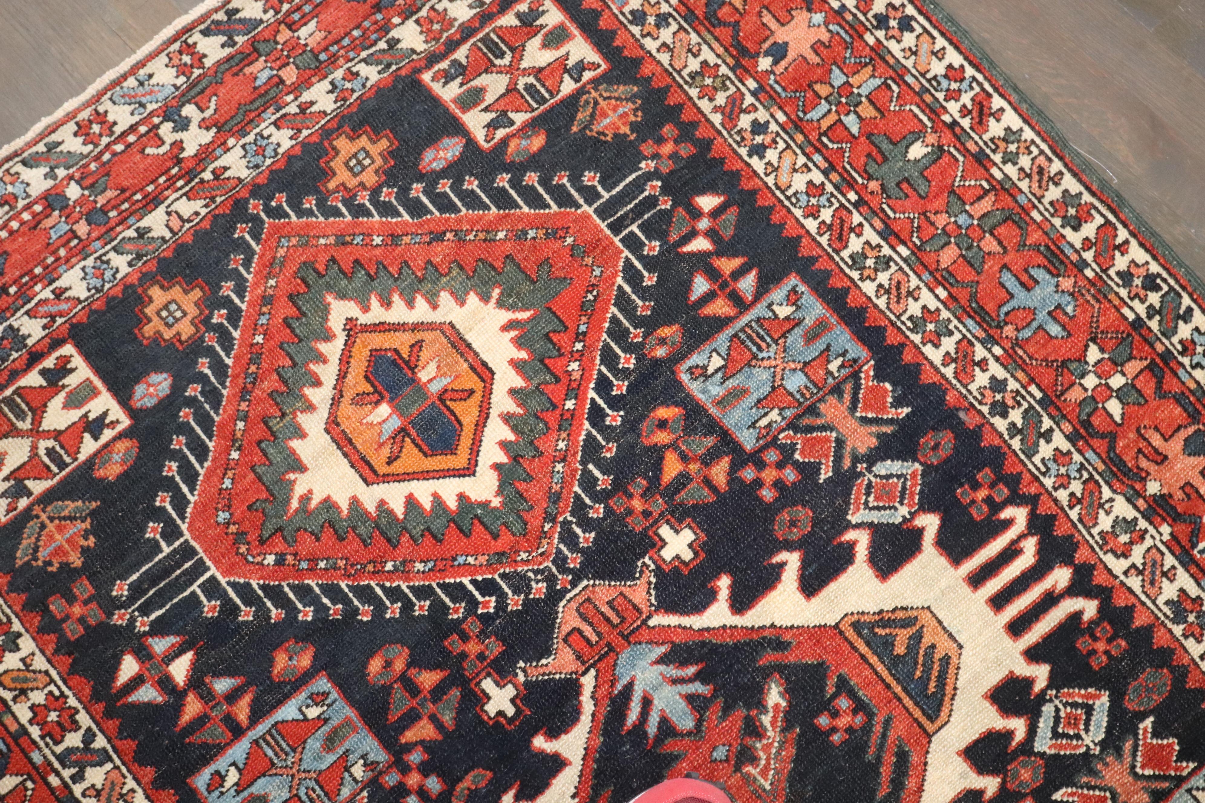 Annodato a mano Tappeto Zabihi Collection Antique Persian Heriz Small Accent Rug in vendita