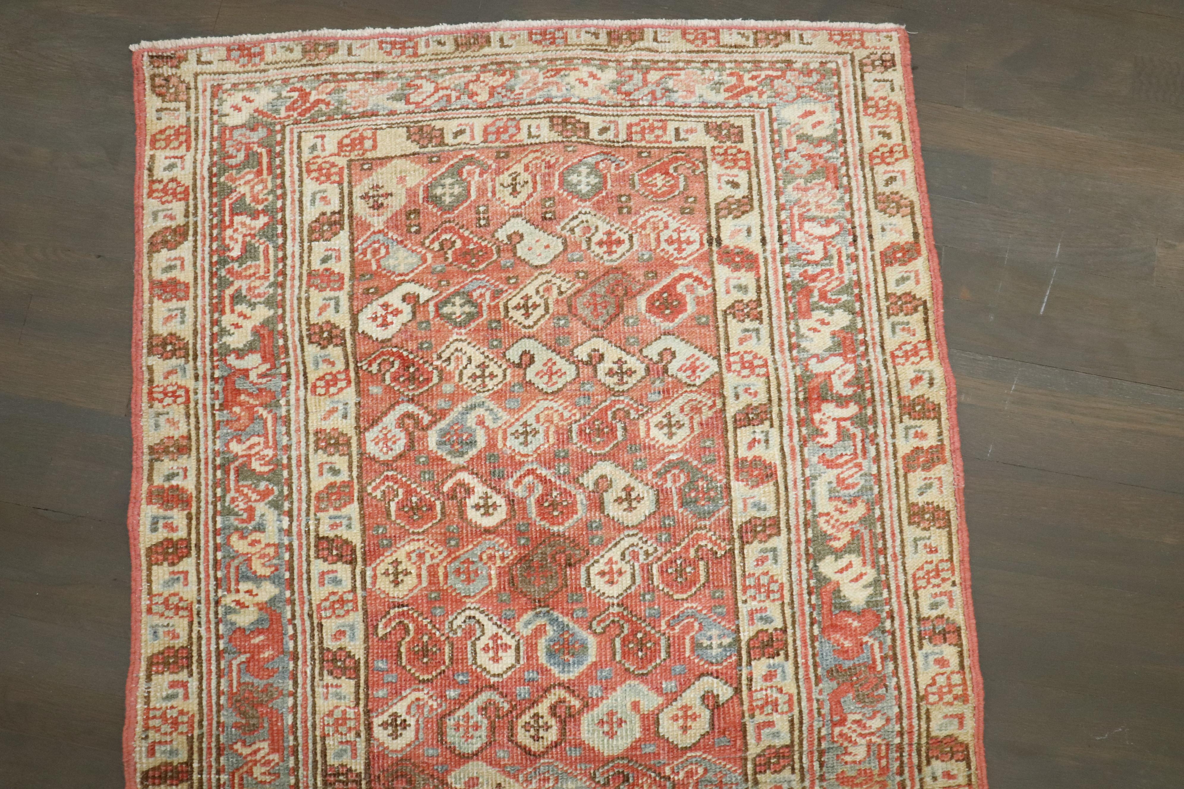 Colección Zabihi Alfombra Persa Antigua Heriz Geométrica Pequeña en venta 1