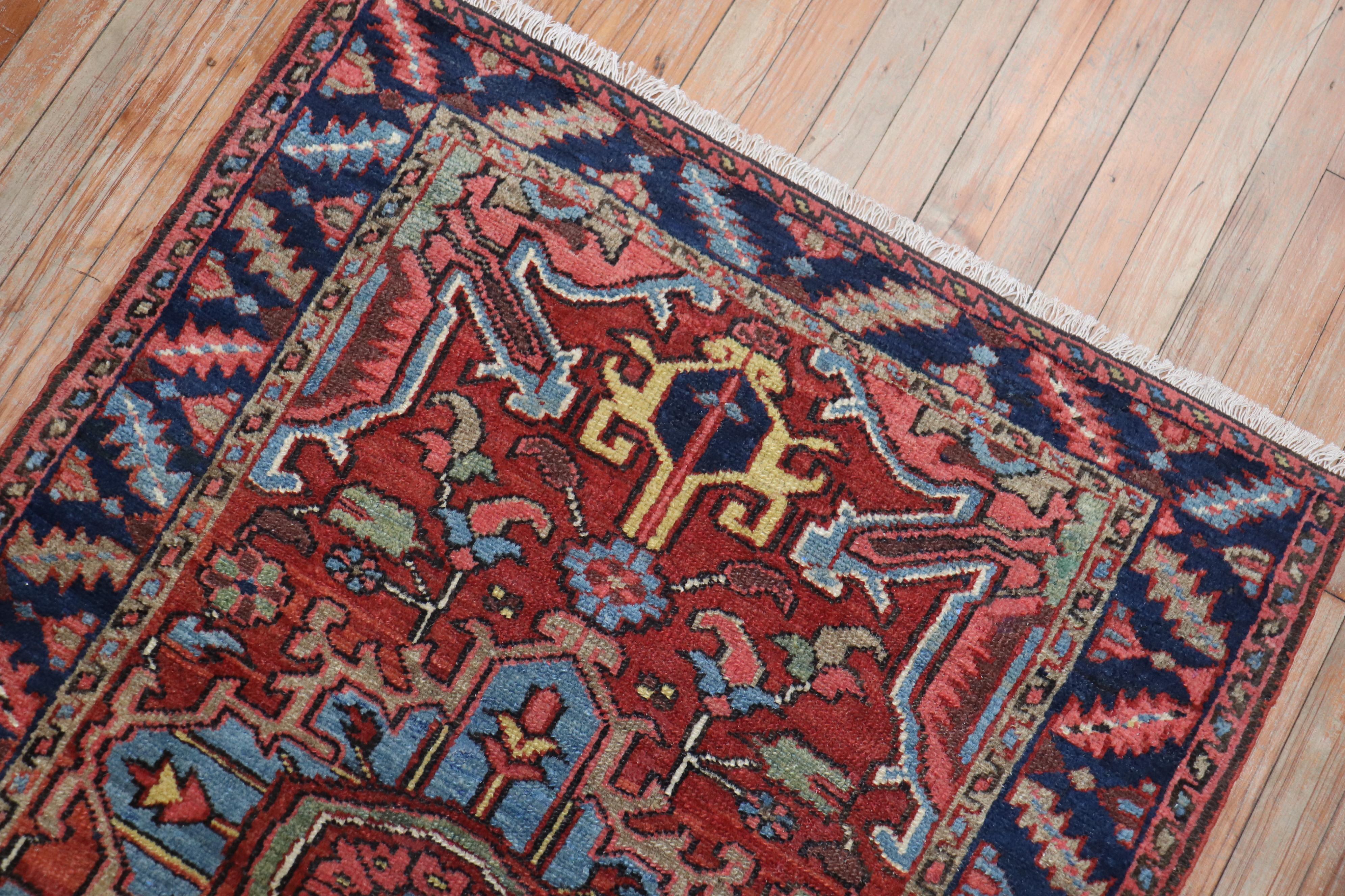 20ième siècle Petit tapis persan ancien Heriz de la collection Zabihi en vente
