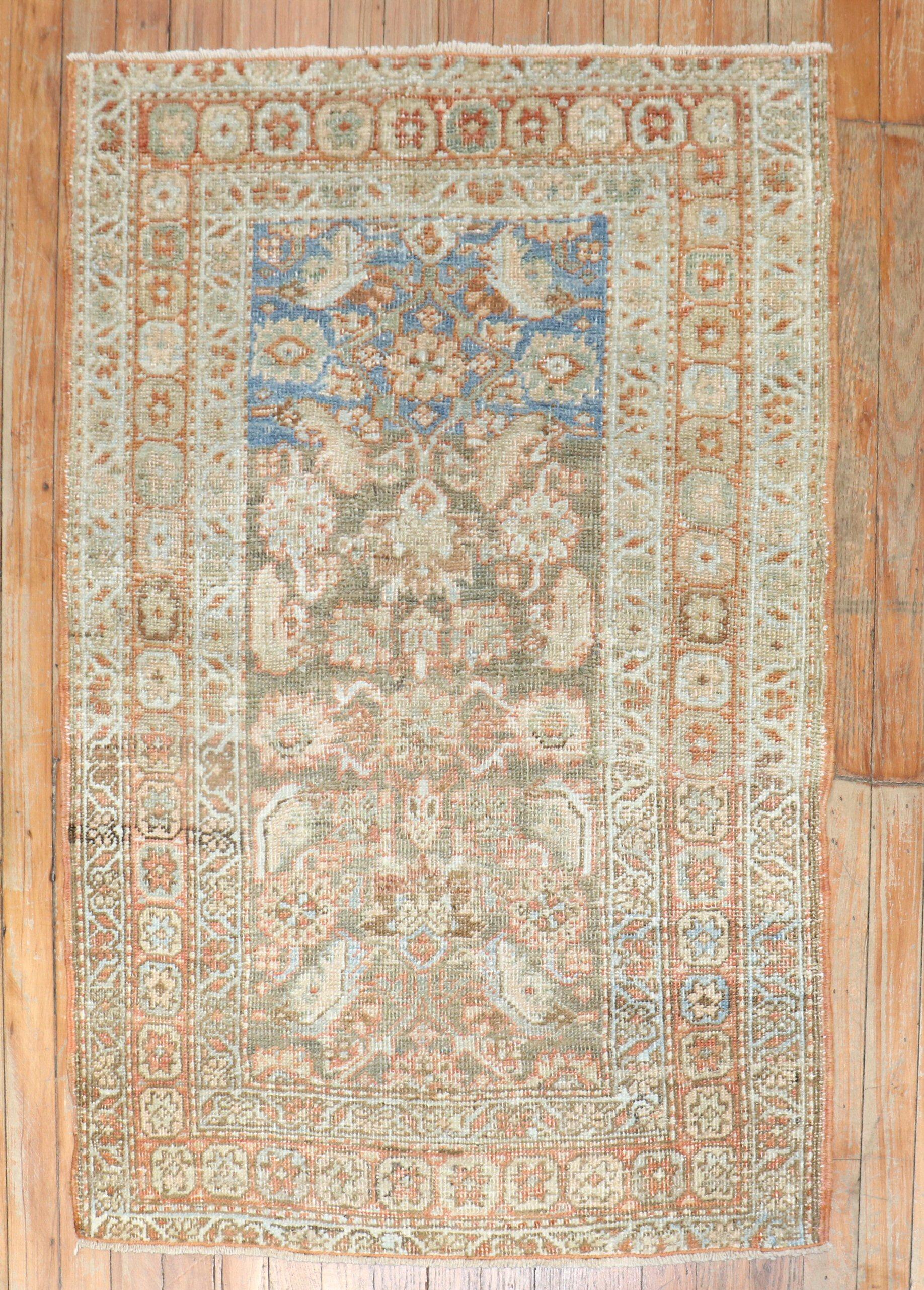 Tapis ancien de style heriz avec un joli abrash. Design/One compact avec de jolies couleurs sourdes, parfait pour une salle d'eau ou même un tapis d'appoint dans n'importe quel endroit.

Détails
rug no.	r5527
taille	2' 8