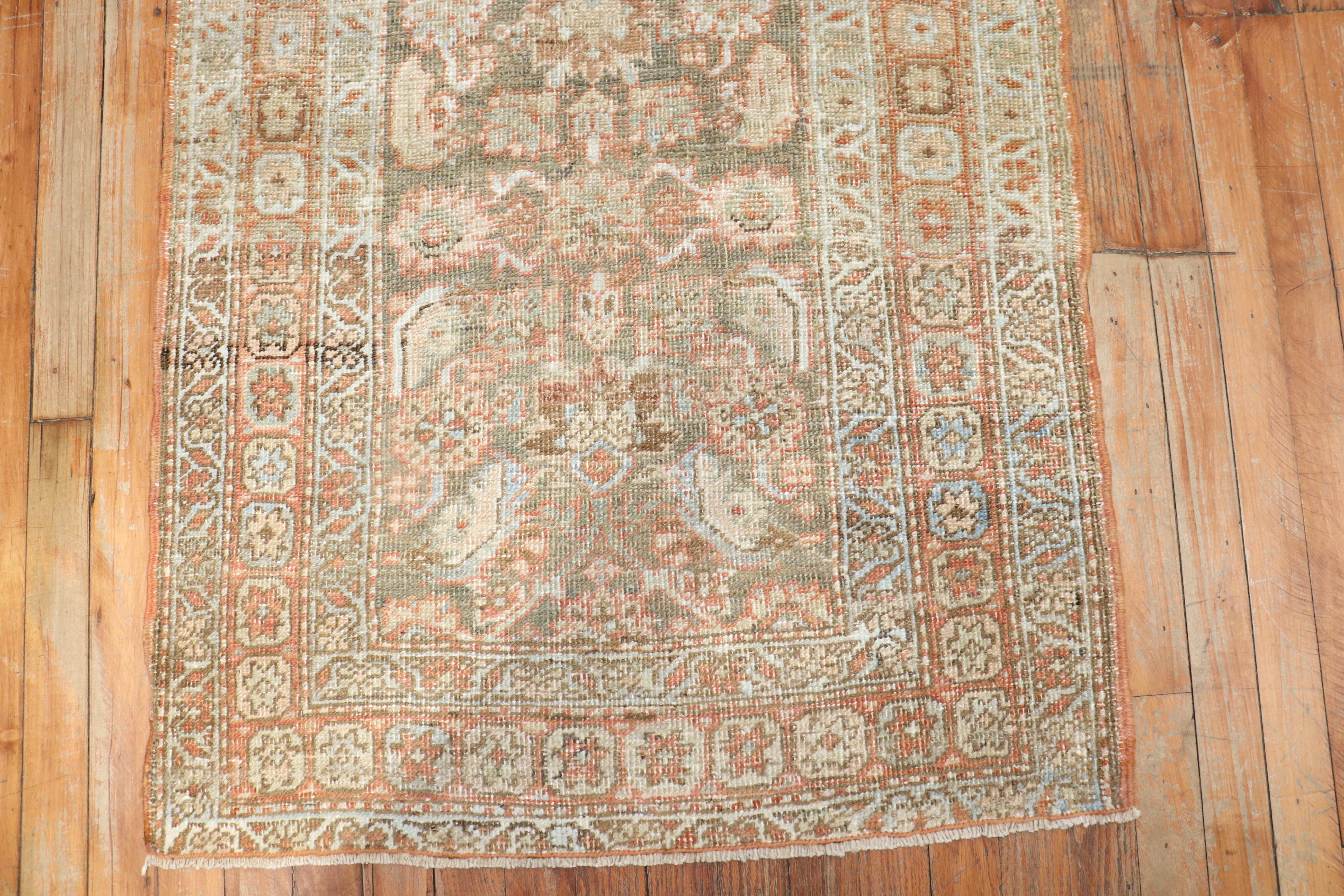 Tudor Petit tapis carré persan ancien Heriz de la collection Zabihi en vente
