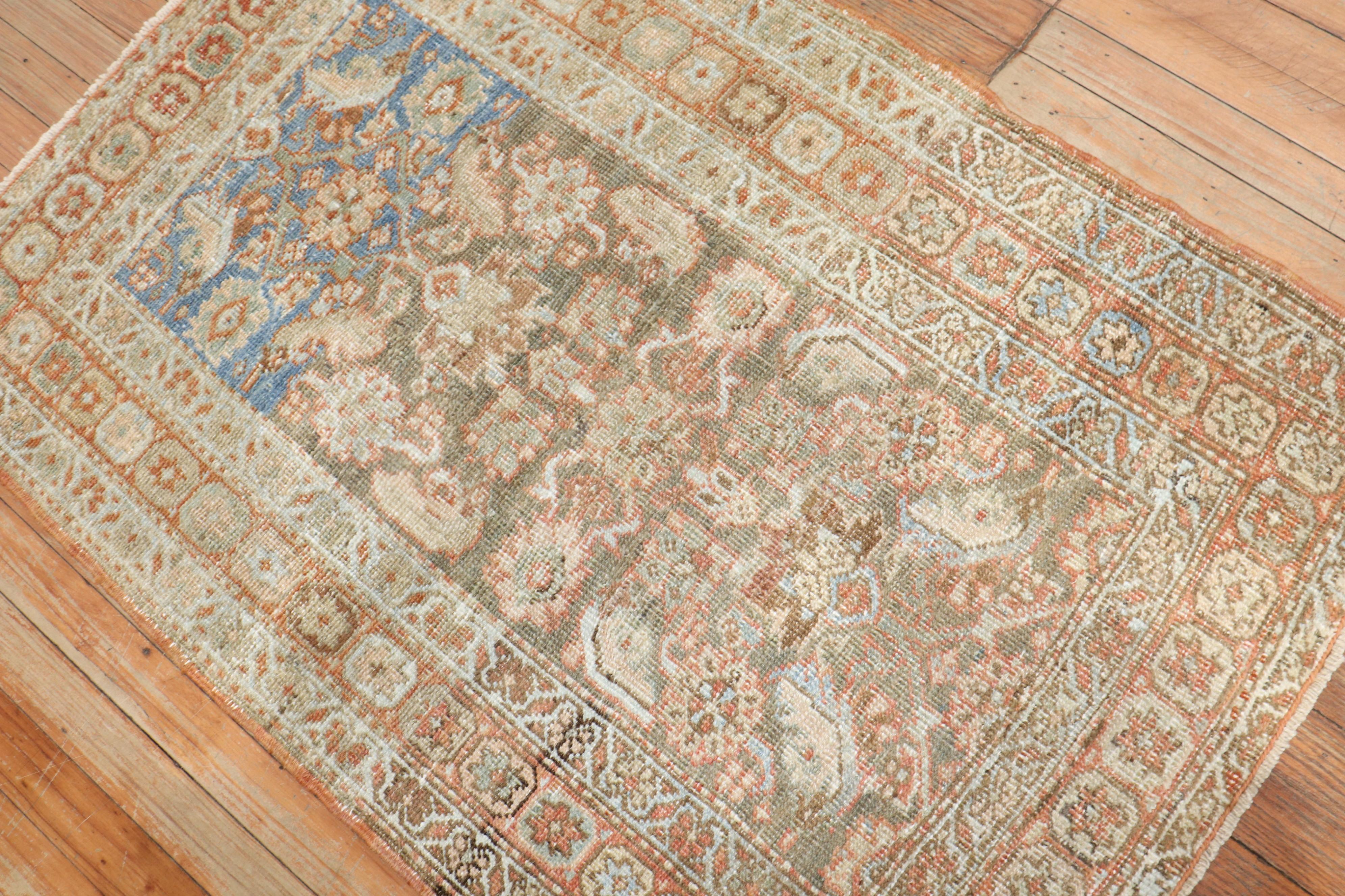 Noué à la main Petit tapis carré persan ancien Heriz de la collection Zabihi en vente