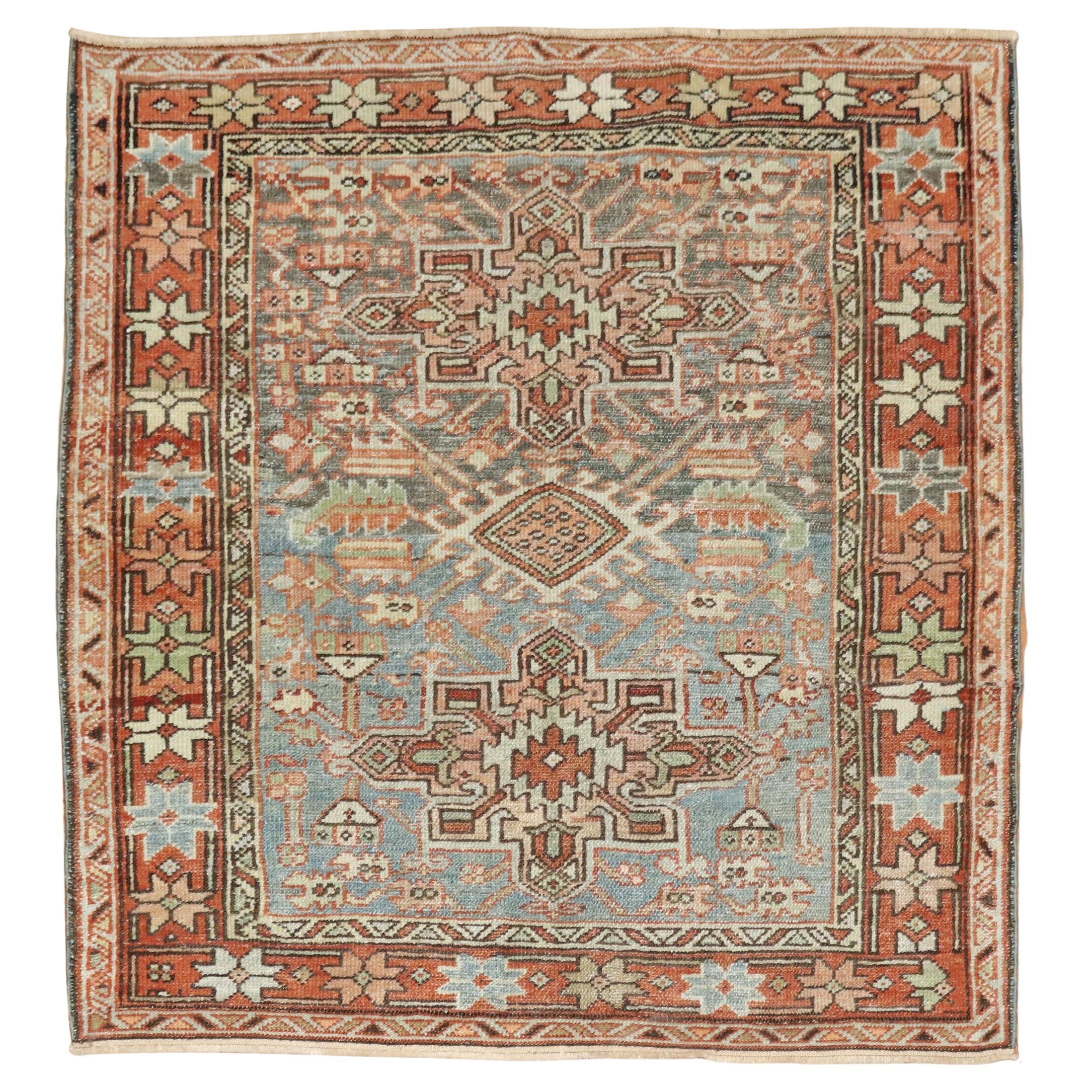 Petit tapis carré persan ancien Heriz de la collection Zabihi