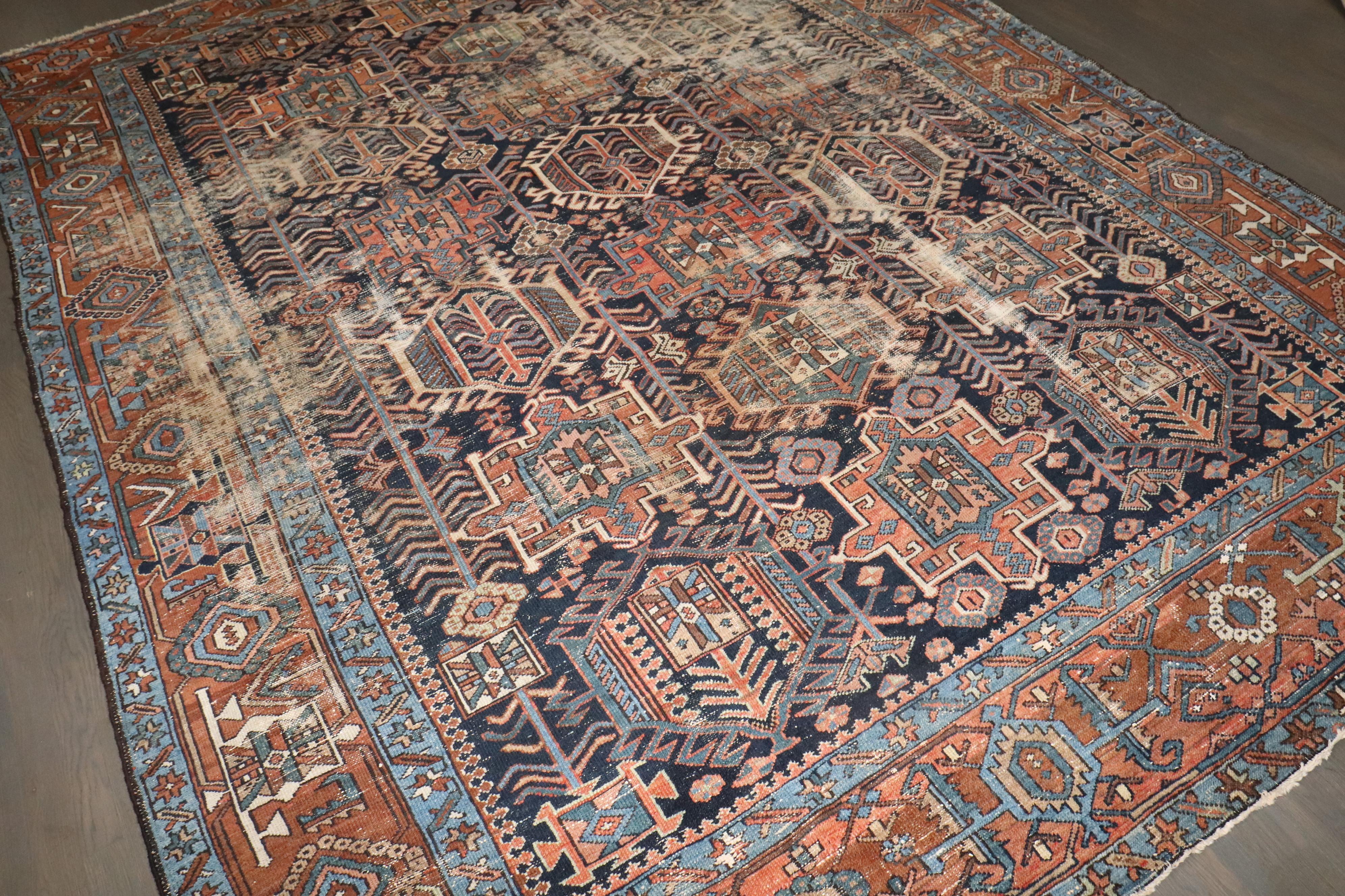Colección Zabihi Alfombra Persa Antigua Heriz Desgastada en Bueno estado para la venta en New York, NY