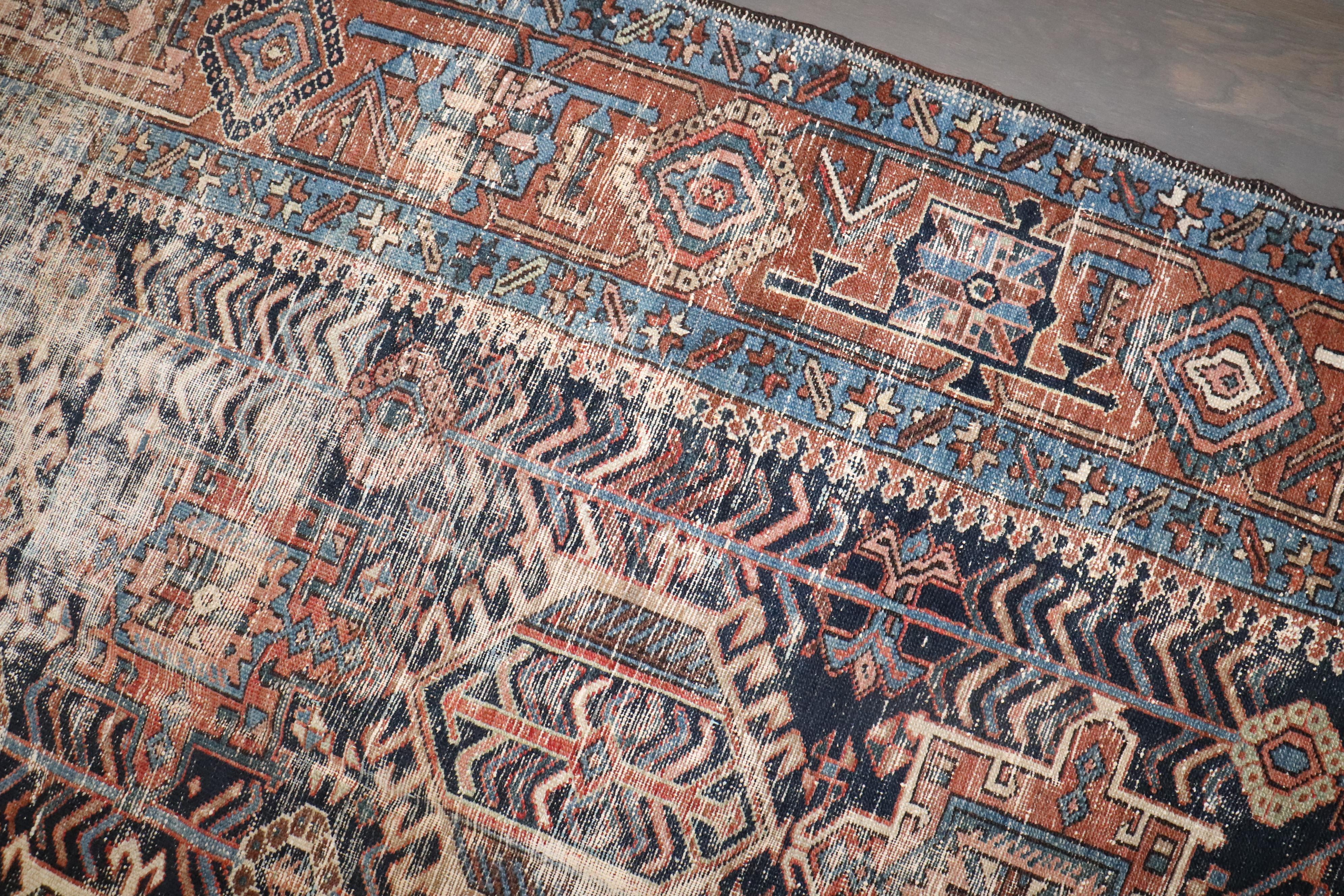 Colección Zabihi Alfombra Persa Antigua Heriz Desgastada en venta 1