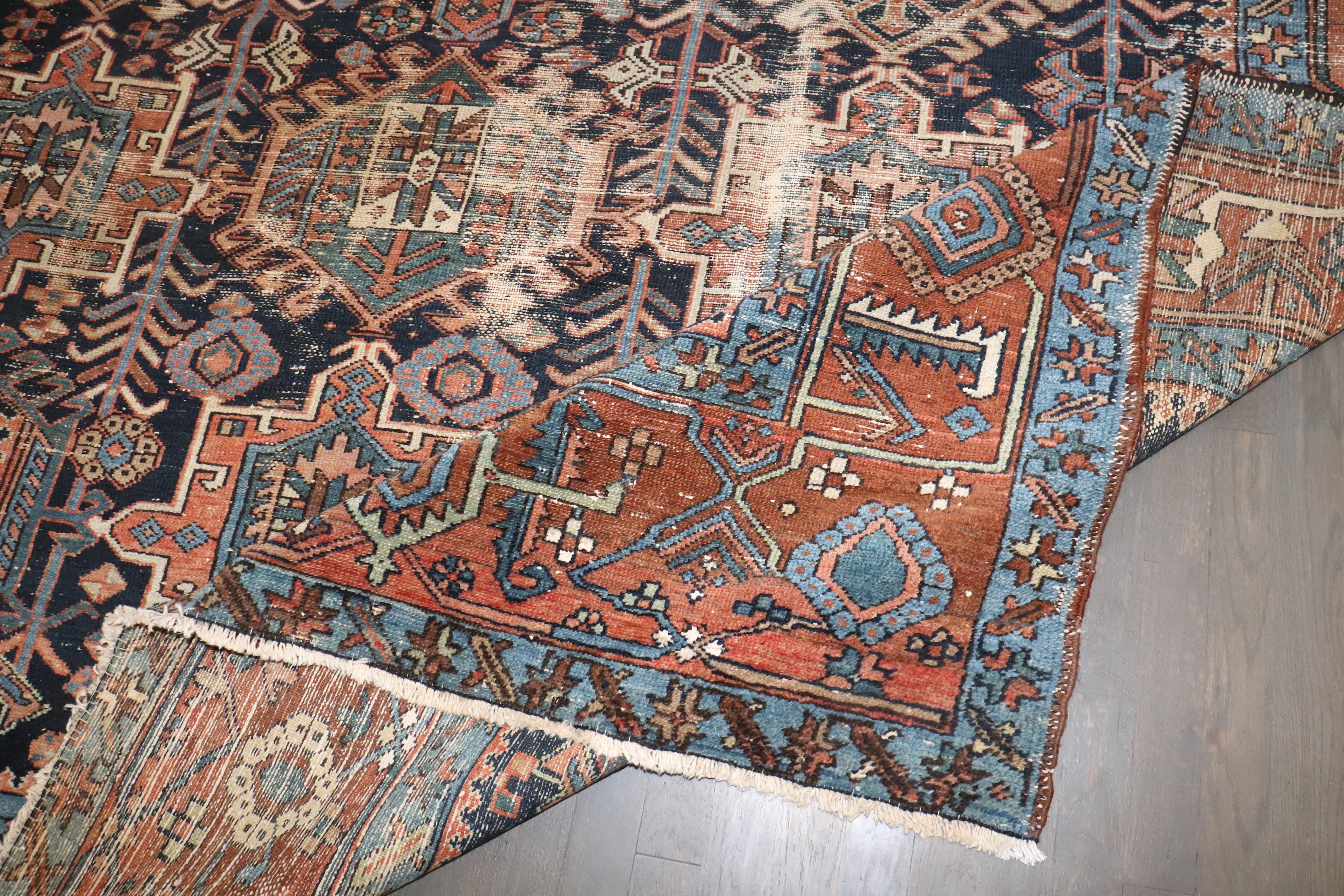 Colección Zabihi Alfombra Persa Antigua Heriz Desgastada en venta 2