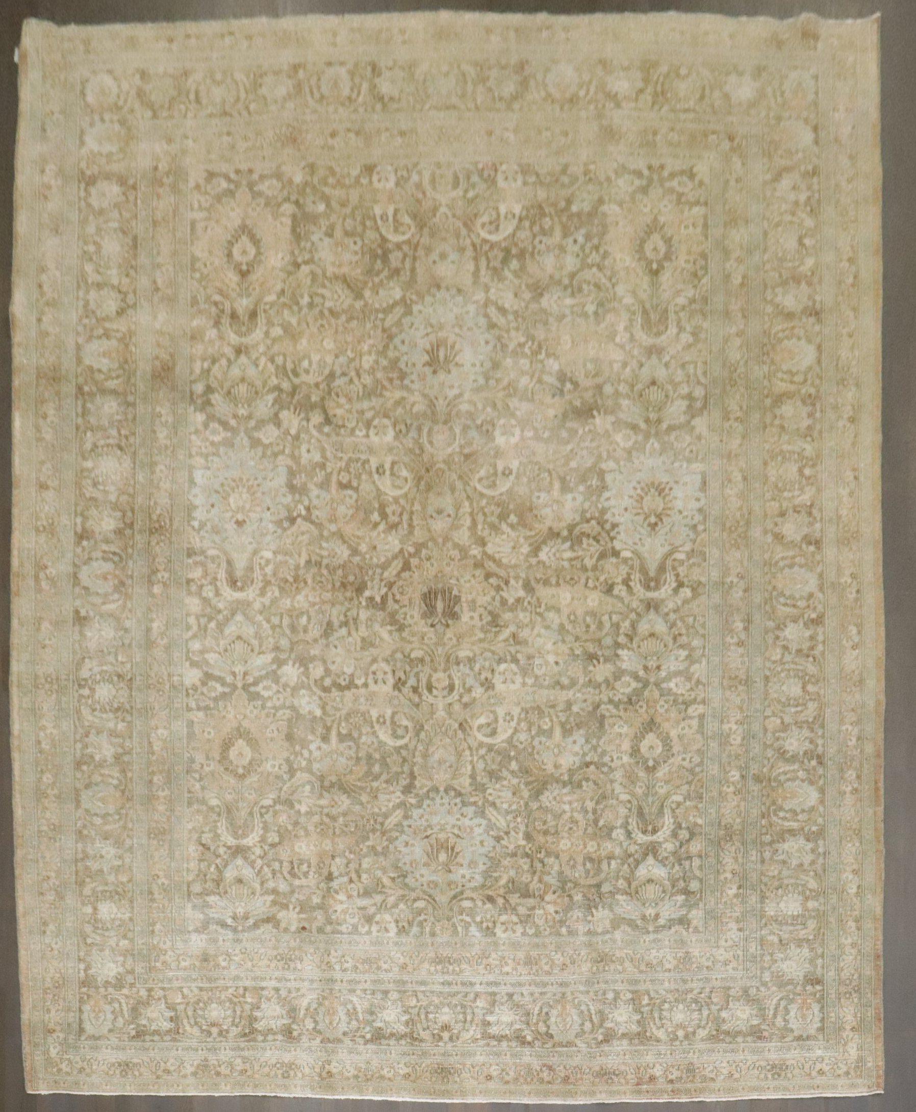 Ein antiker persischer Khorassan-Teppich in Zimmergröße aus dem frühen 20. Jahrhundert.  Pfirsich, Braun und sanfte Blautöne unterstreichen diesen wunderschönen Teppich

MATERIAL: Wolle auf Baumwolle. 

Größe: 10'3'' x 13'7''.
 