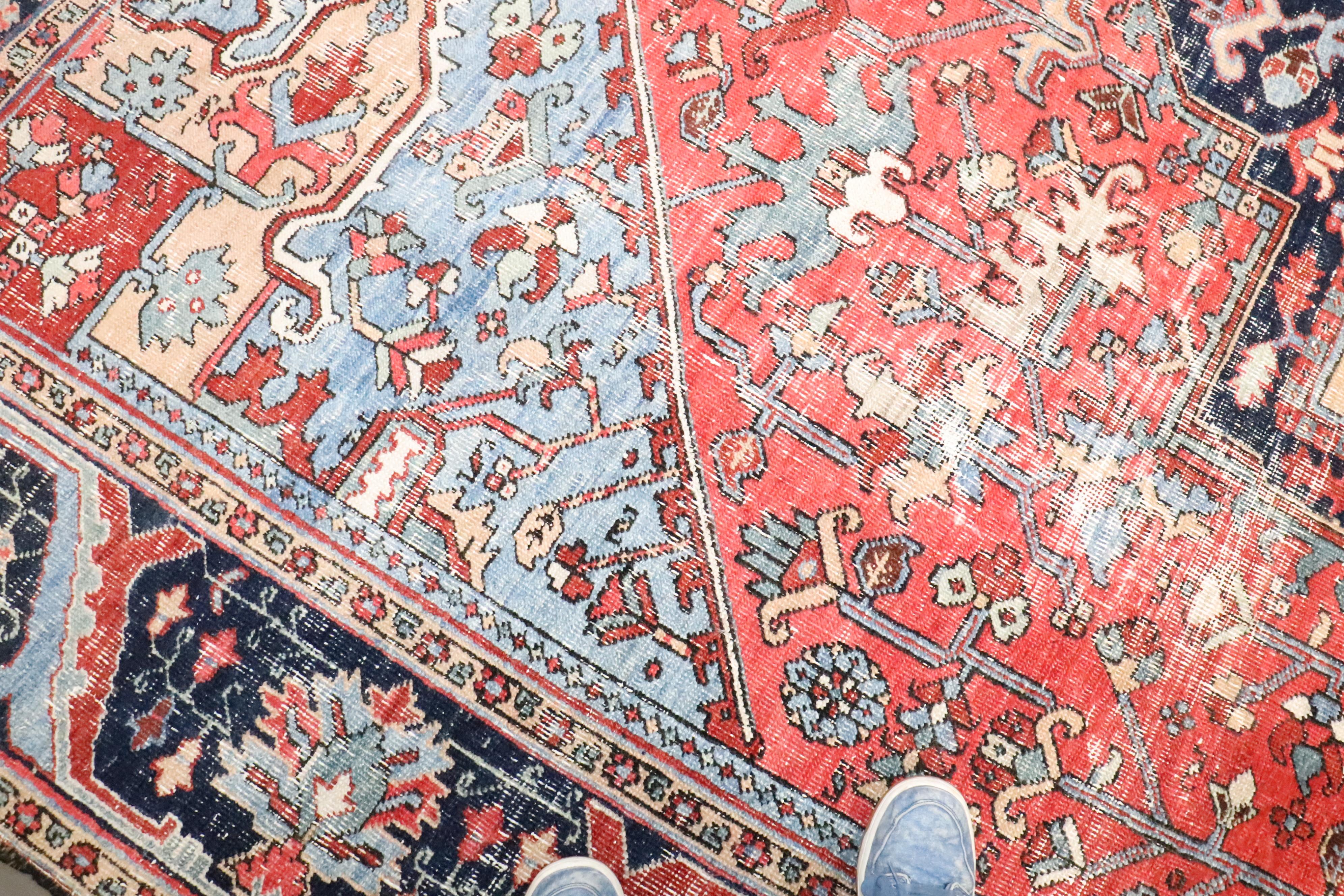 Tappeto Zabihi Collection Antique Persian Large Heriz Worn in vendita 2