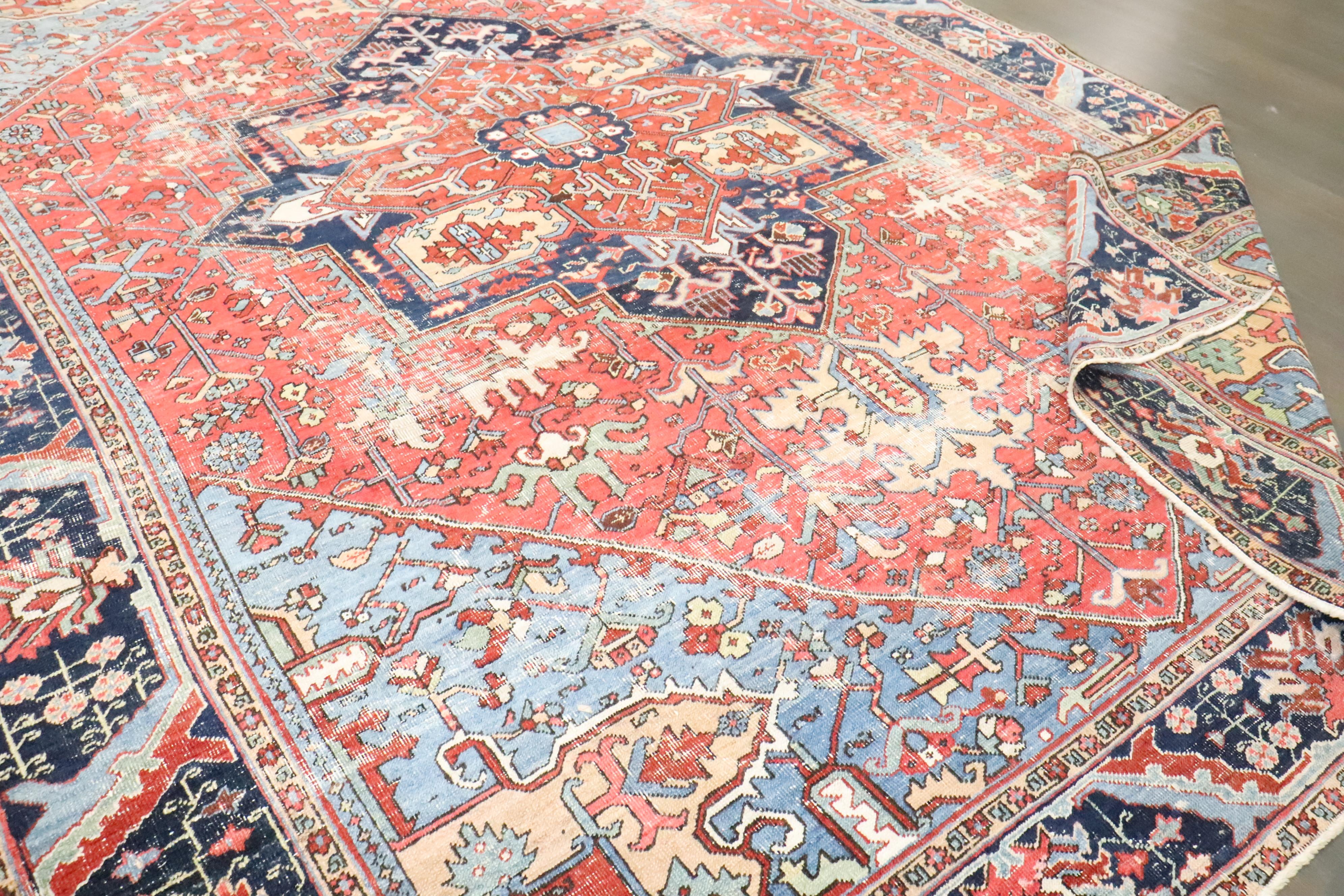 Tappeto Zabihi Collection Antique Persian Large Heriz Worn in vendita 1