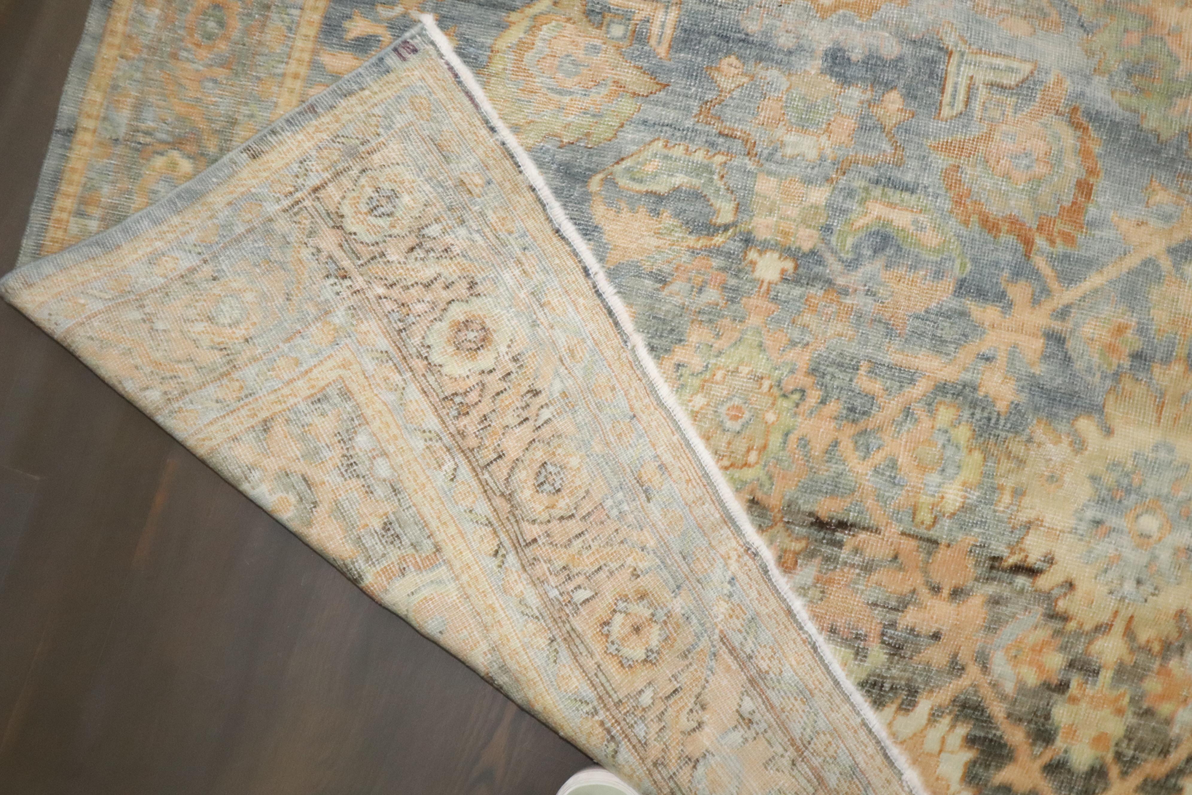 Tapis persan ancien Mahal bleu clair de la collection Zabihi en vente 1