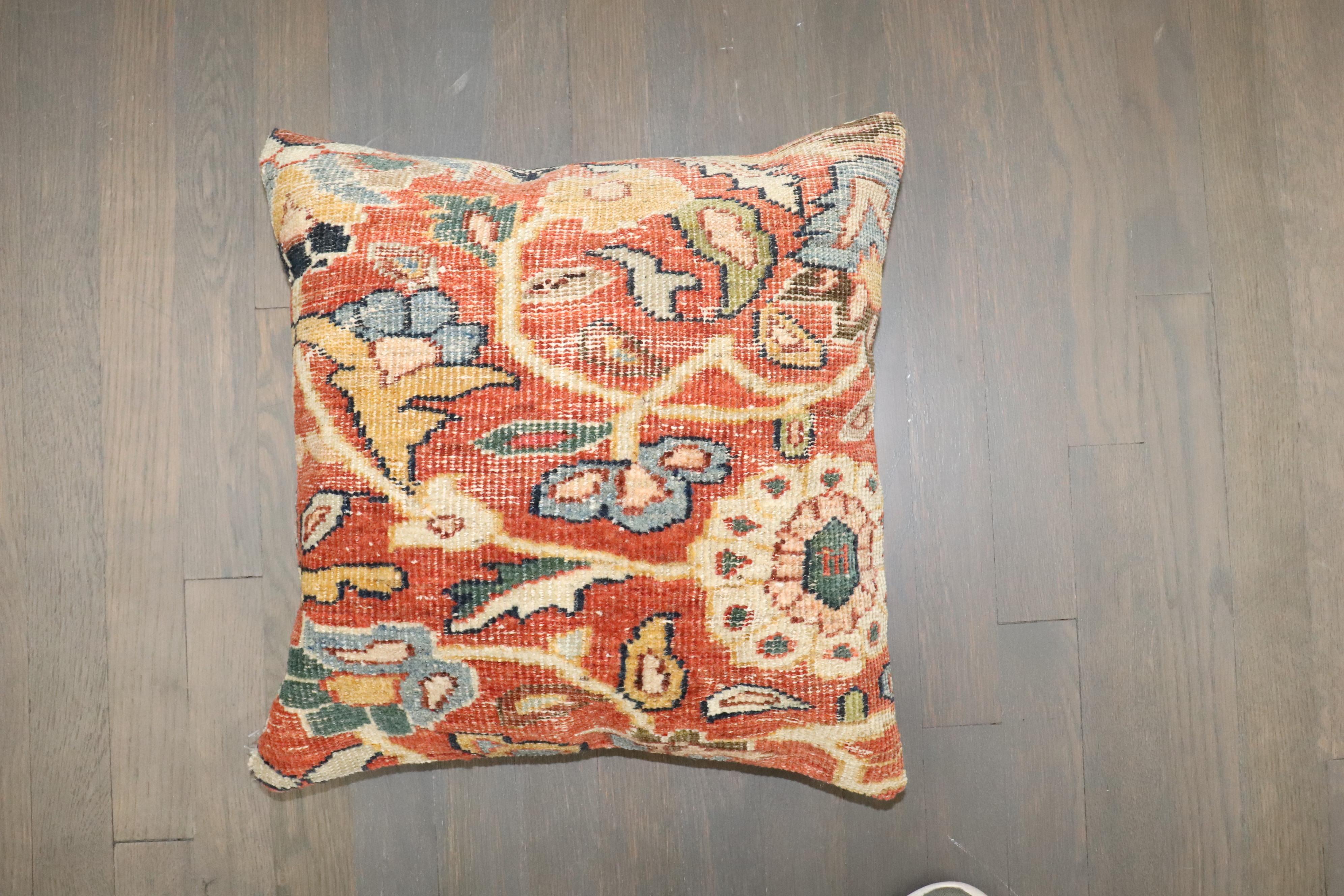 Un grand coussin fabriqué à partir d'un ancien tapis persan Mahal avec un support en coton rouge.

Mesures : 17'' x 18''.