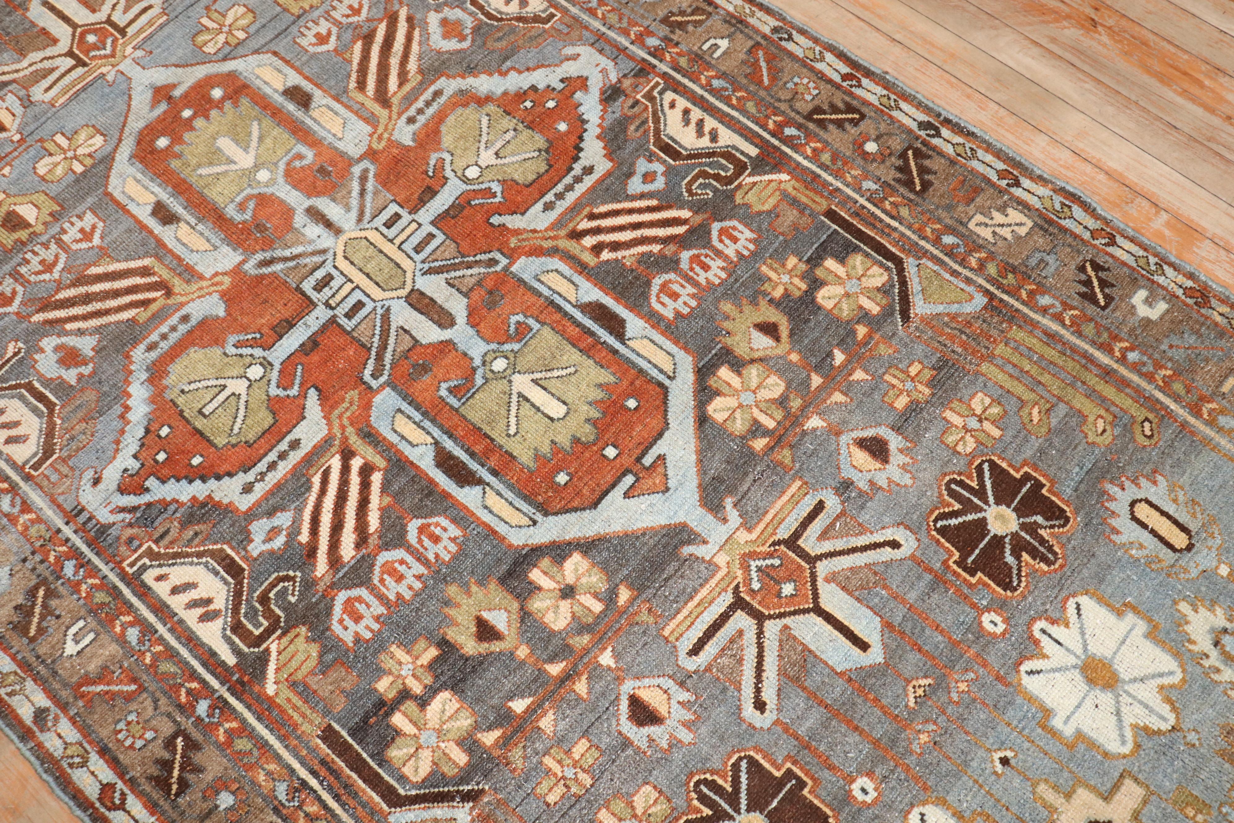 una alfombra persa Malayer de los años 30 con un medallón central sobre un campo estriado en tonos tierra

Detalles
alfombra no.	j2710
talla	4' x 8' 9