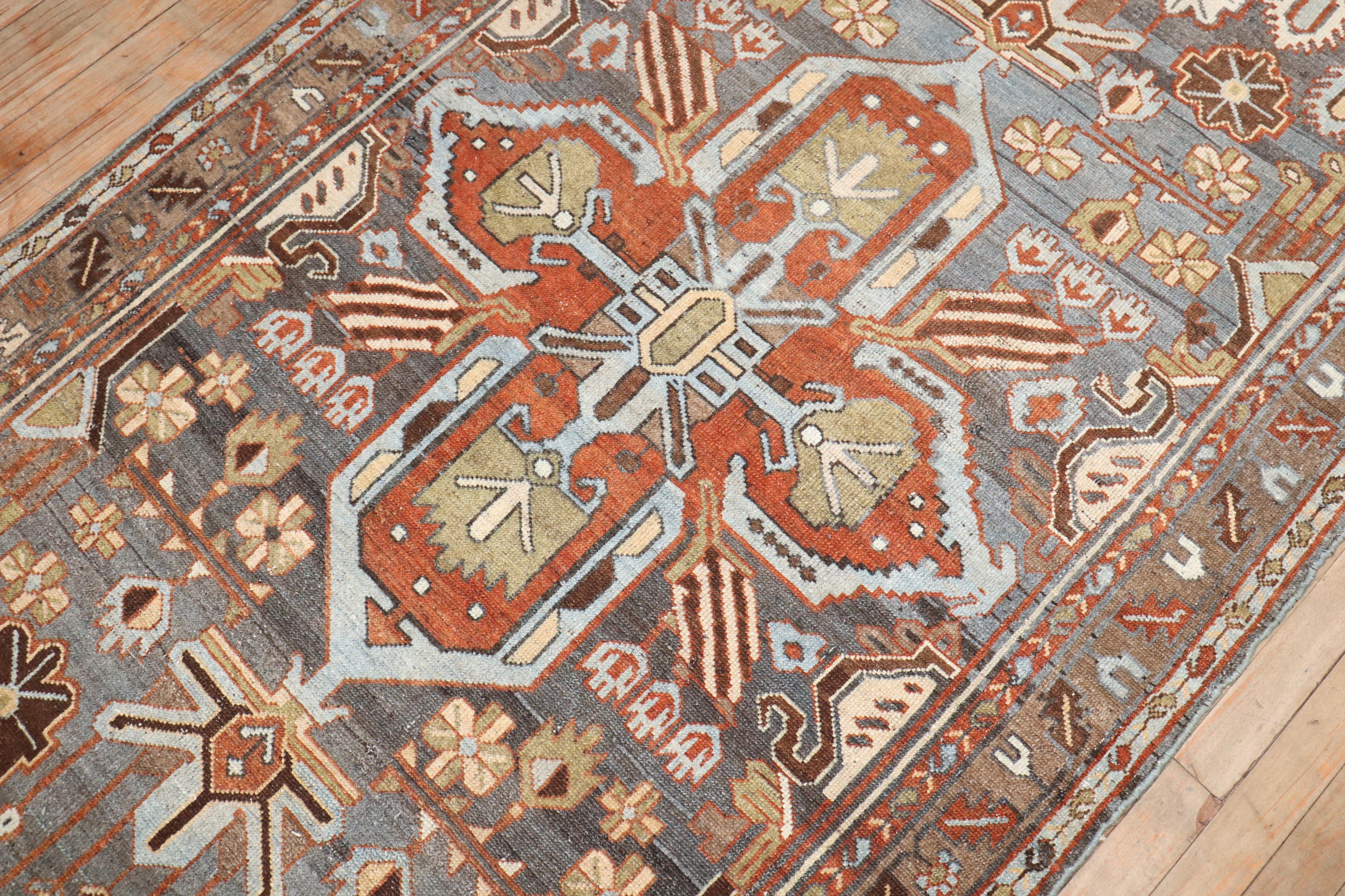 Zabihi Collection Antique Persian Malayer Medallion Camino de Mesa Corto y Ancho Anudado a mano en venta