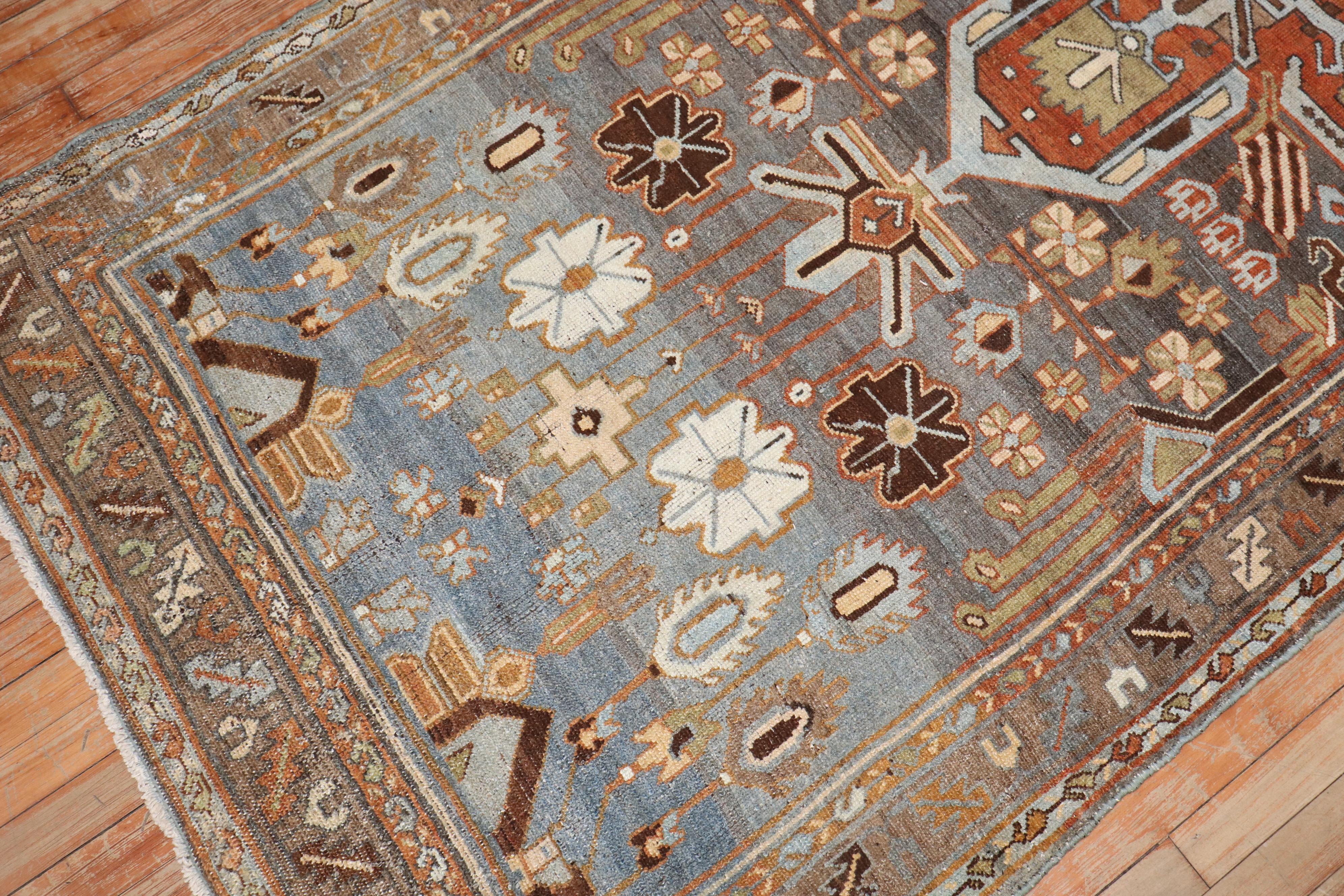 Zabihi Collection Antique Persian Malayer Medallion Camino de Mesa Corto y Ancho en Bueno estado para la venta en New York, NY