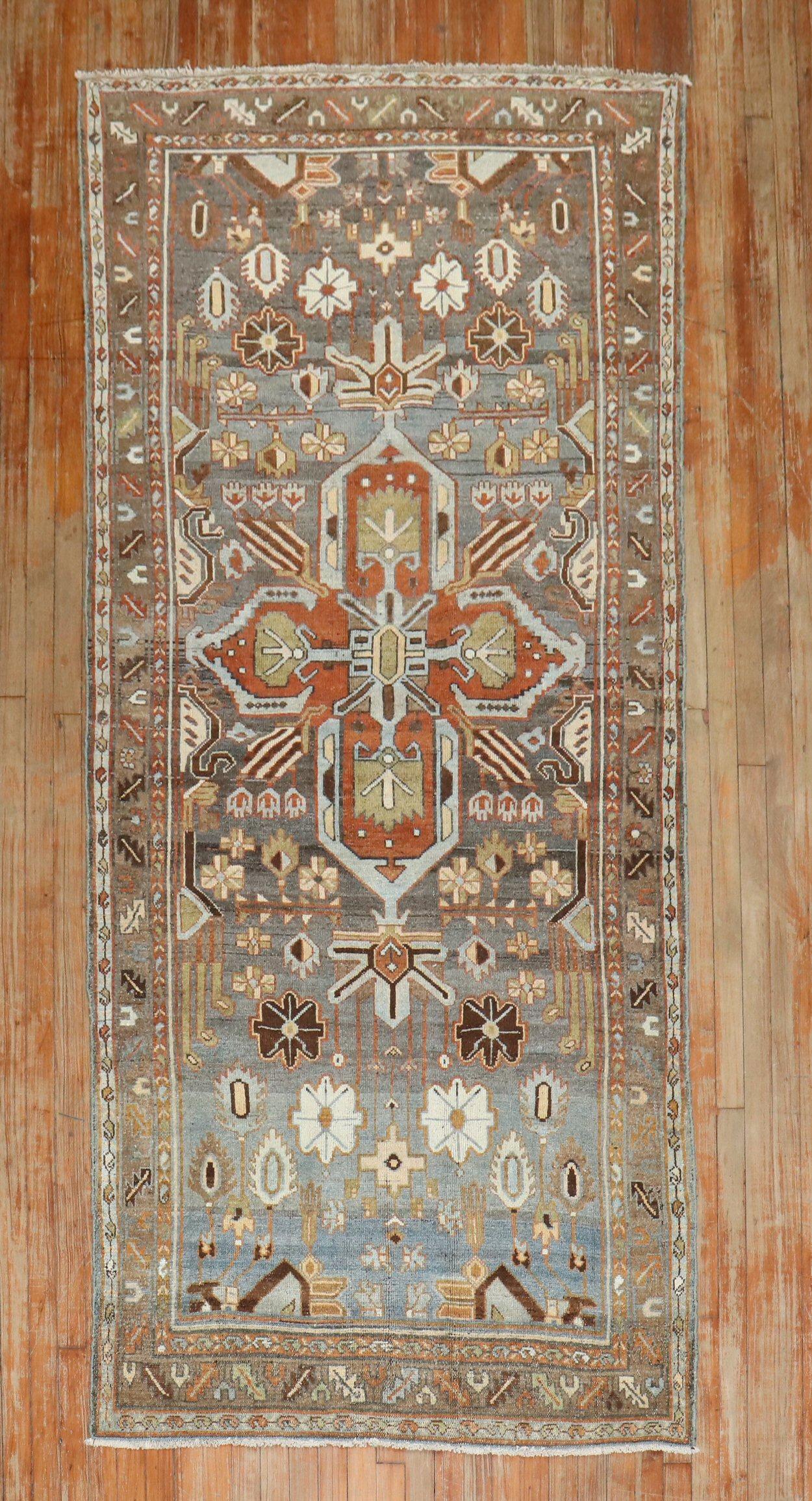 Zabihi Collection Antique Persian Malayer Medallion Camino de Mesa Corto y Ancho siglo XX en venta