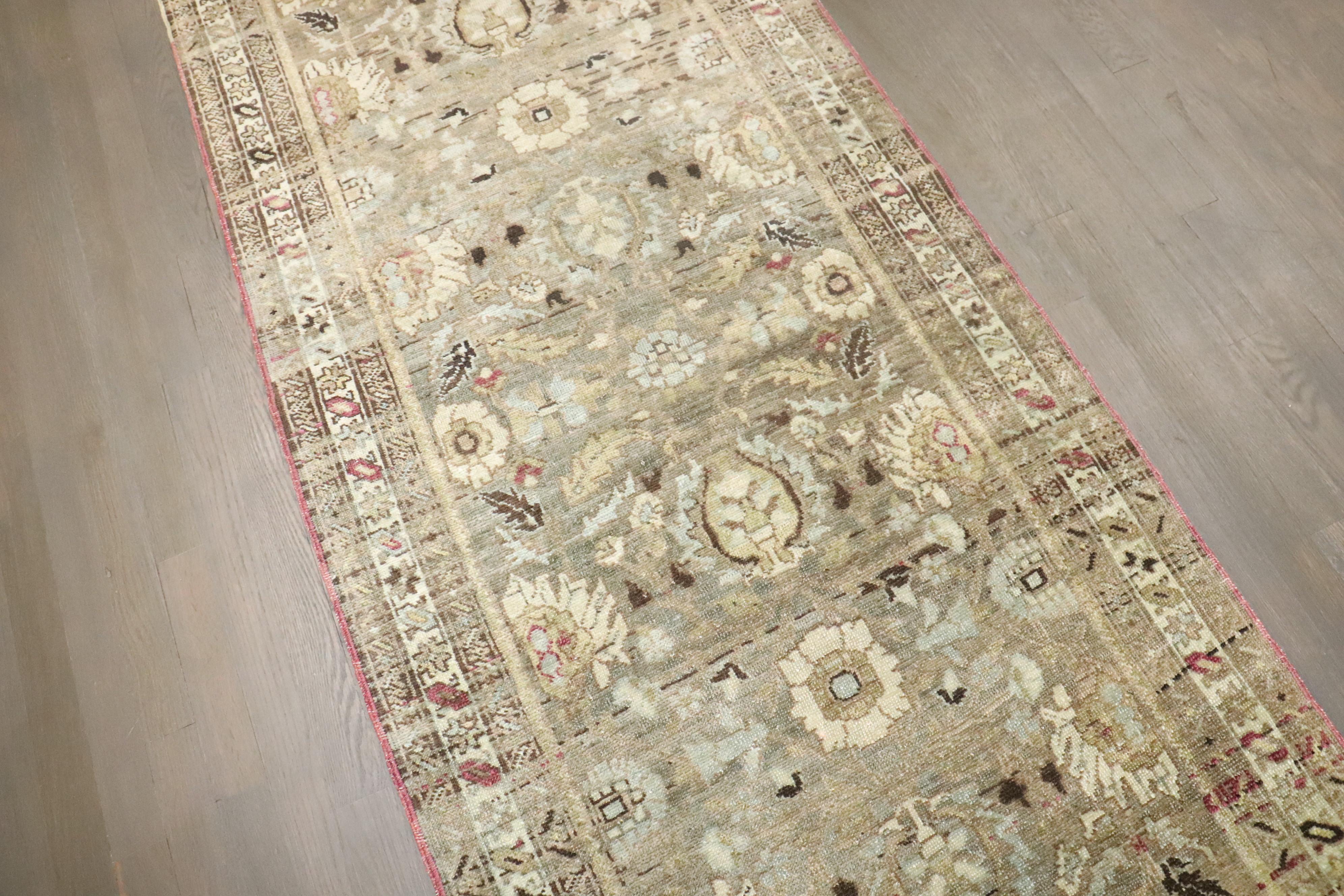 Zabihi Kollektion Antiker persischer Malayer-Läufer aus Persien im Zustand „Gut“ im Angebot in New York, NY