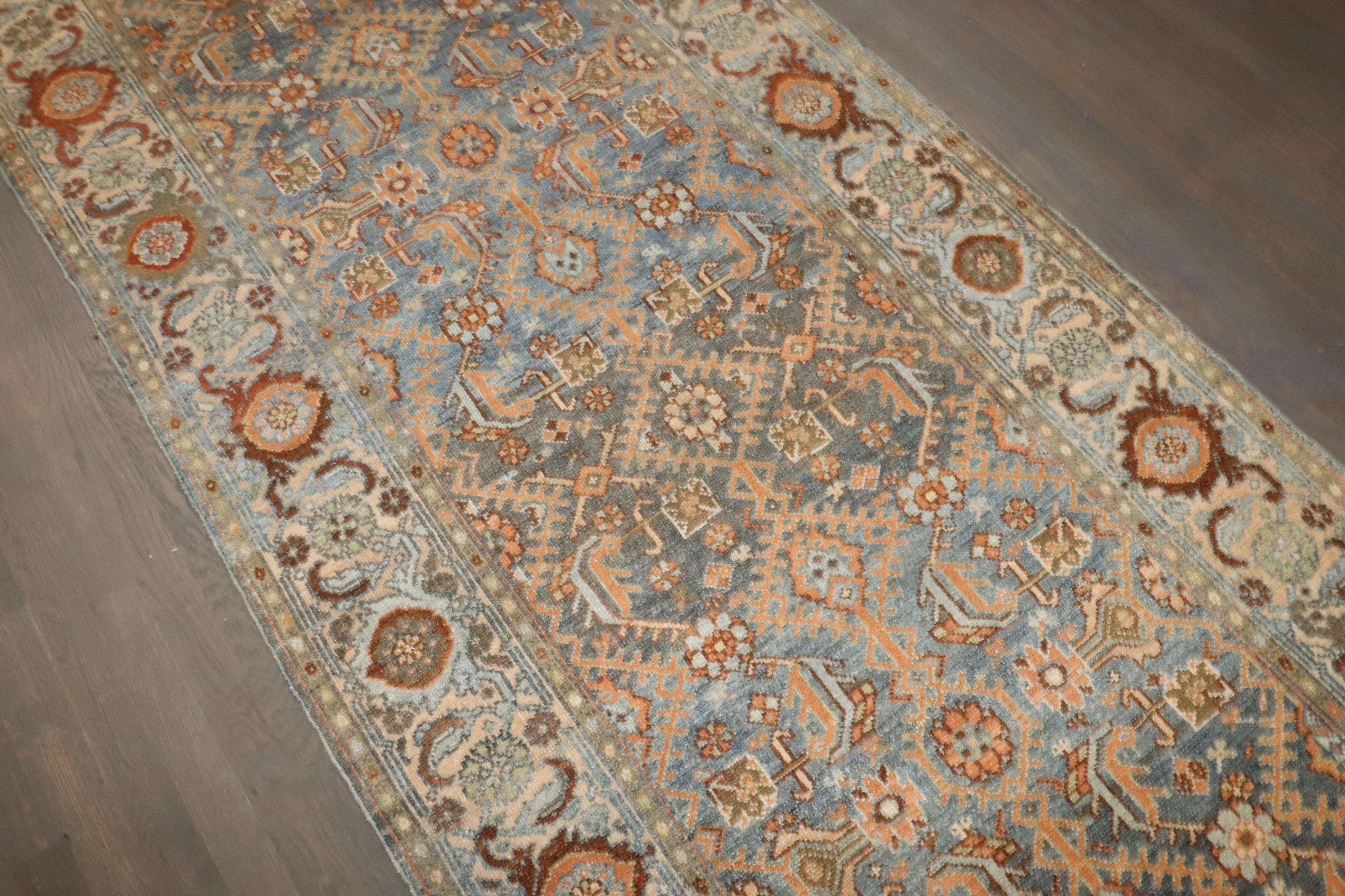 Ein breiter und extrem langer persischer Malayer-Langläufer aus dem frühen 20. 

Maße: 3'6'' x 20'4''