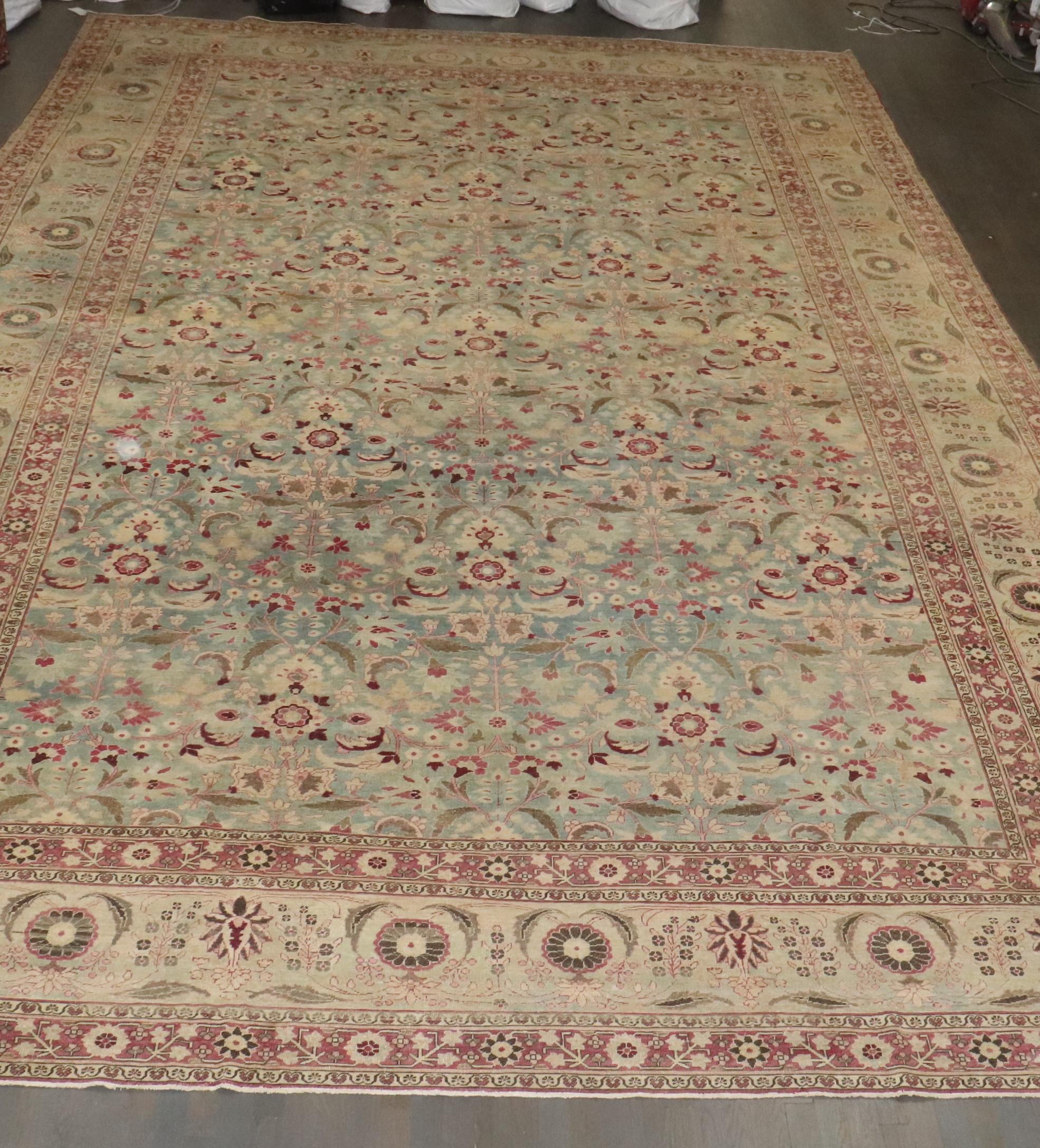 Tapis surdimensionné persan ancien de la collection Zabihi en vente 6