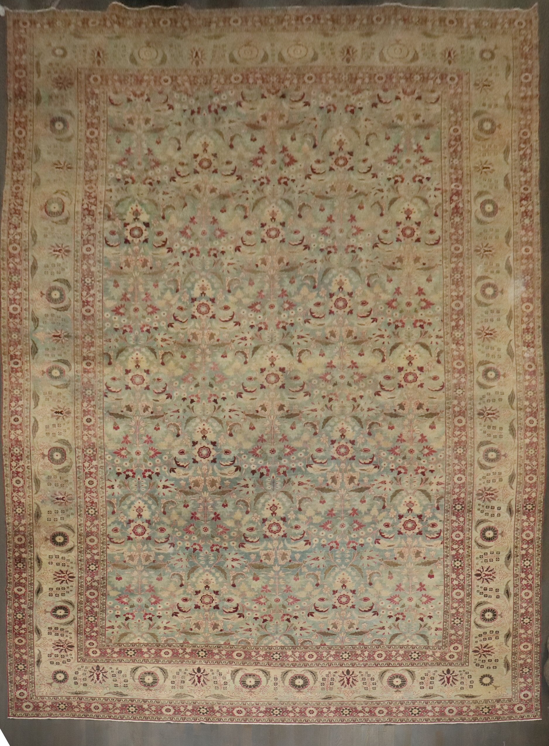 Tapis persan à mailles du début du XXe siècle, à dominante vert délavé avec des accents de framboise.

Détails
rug no.	8098
taille	12' 1