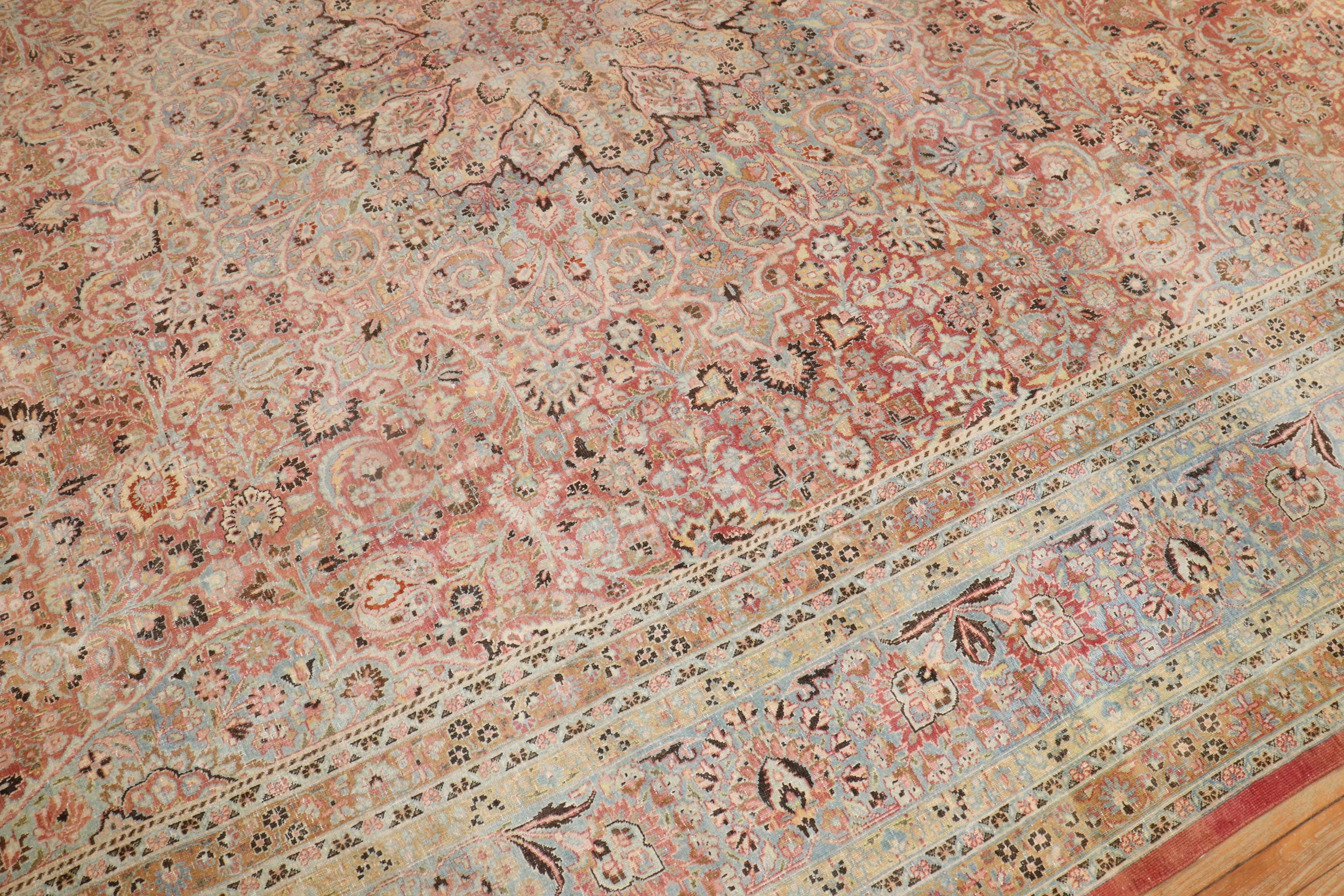 Victorien Tapis surdimensionné persan ancien de la collection Zabihi en vente