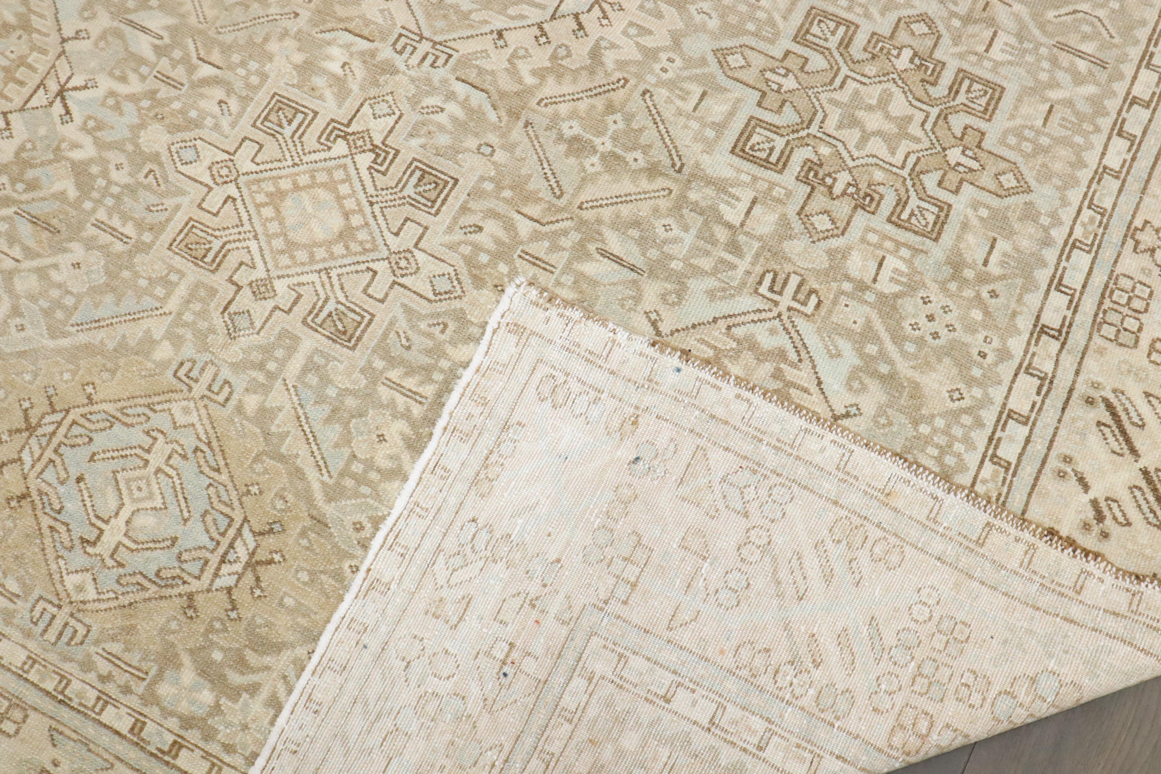 Tappeto Zabihi Collection Antique Persian Neutral Color Heriz in vendita 2