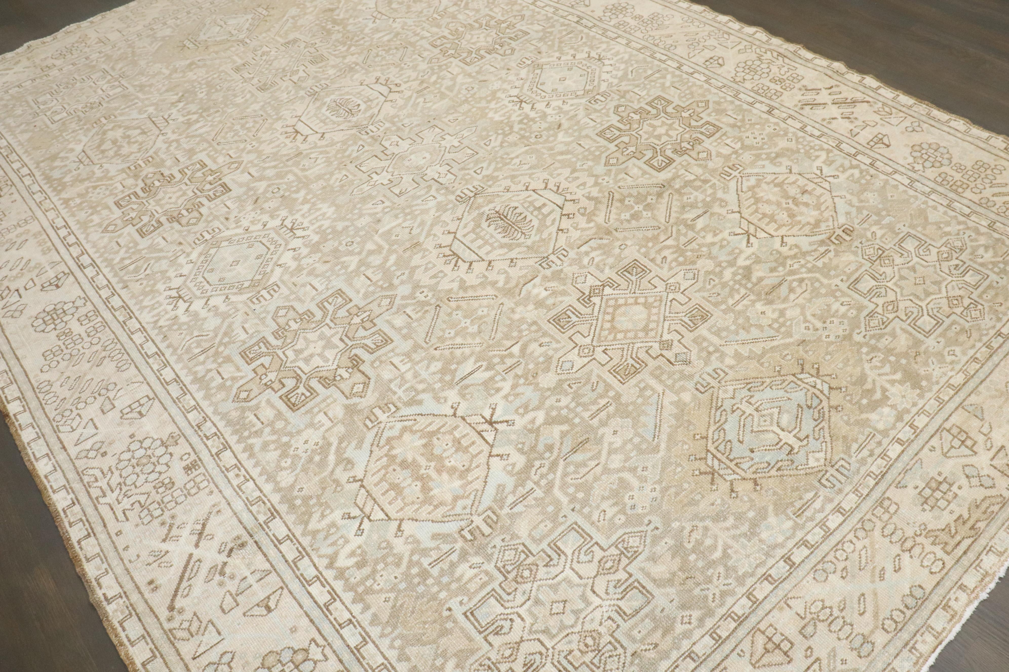 Annodato a mano Tappeto Zabihi Collection Antique Persian Neutral Color Heriz in vendita