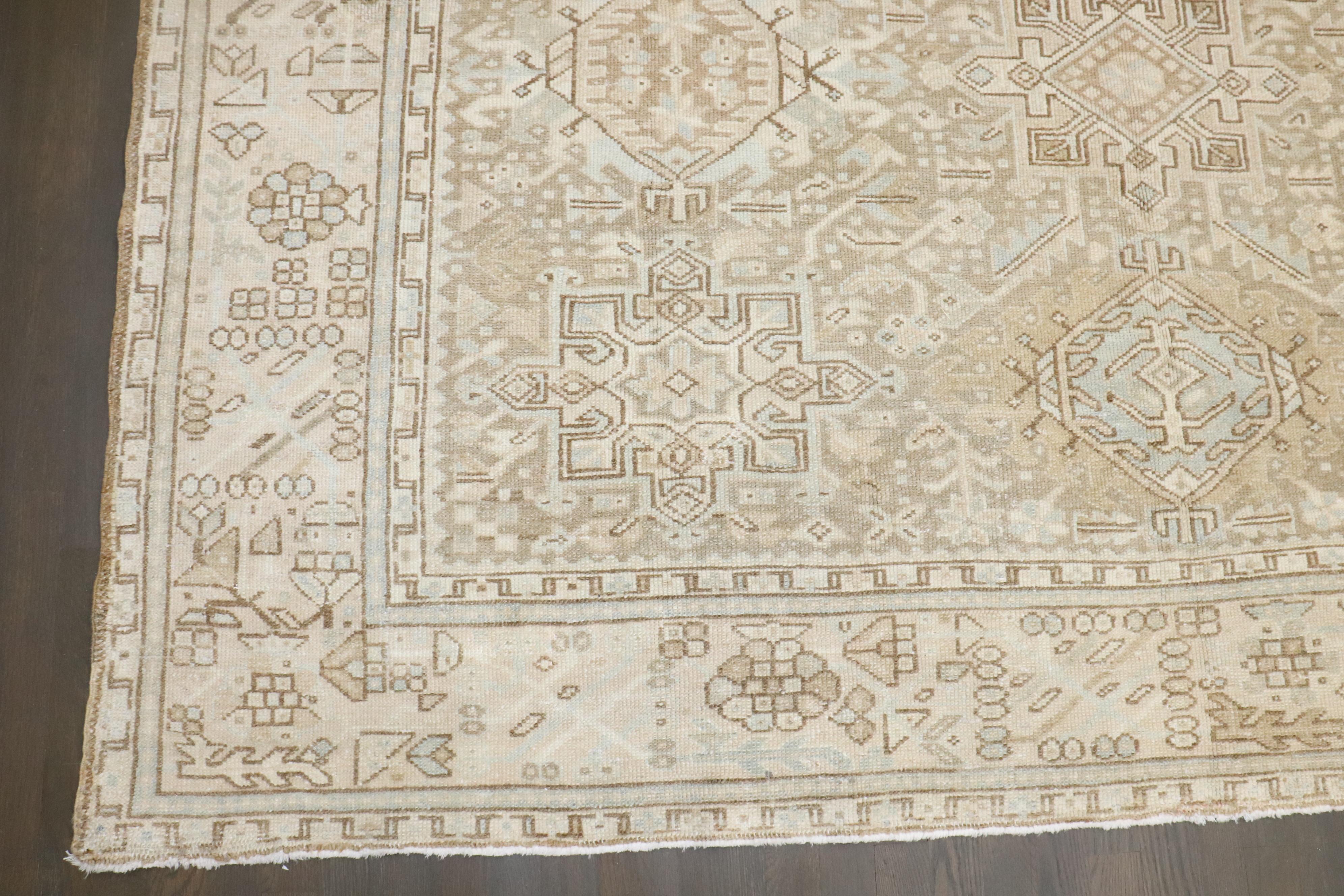 Tappeto Zabihi Collection Antique Persian Neutral Color Heriz In condizioni buone in vendita a New York, NY