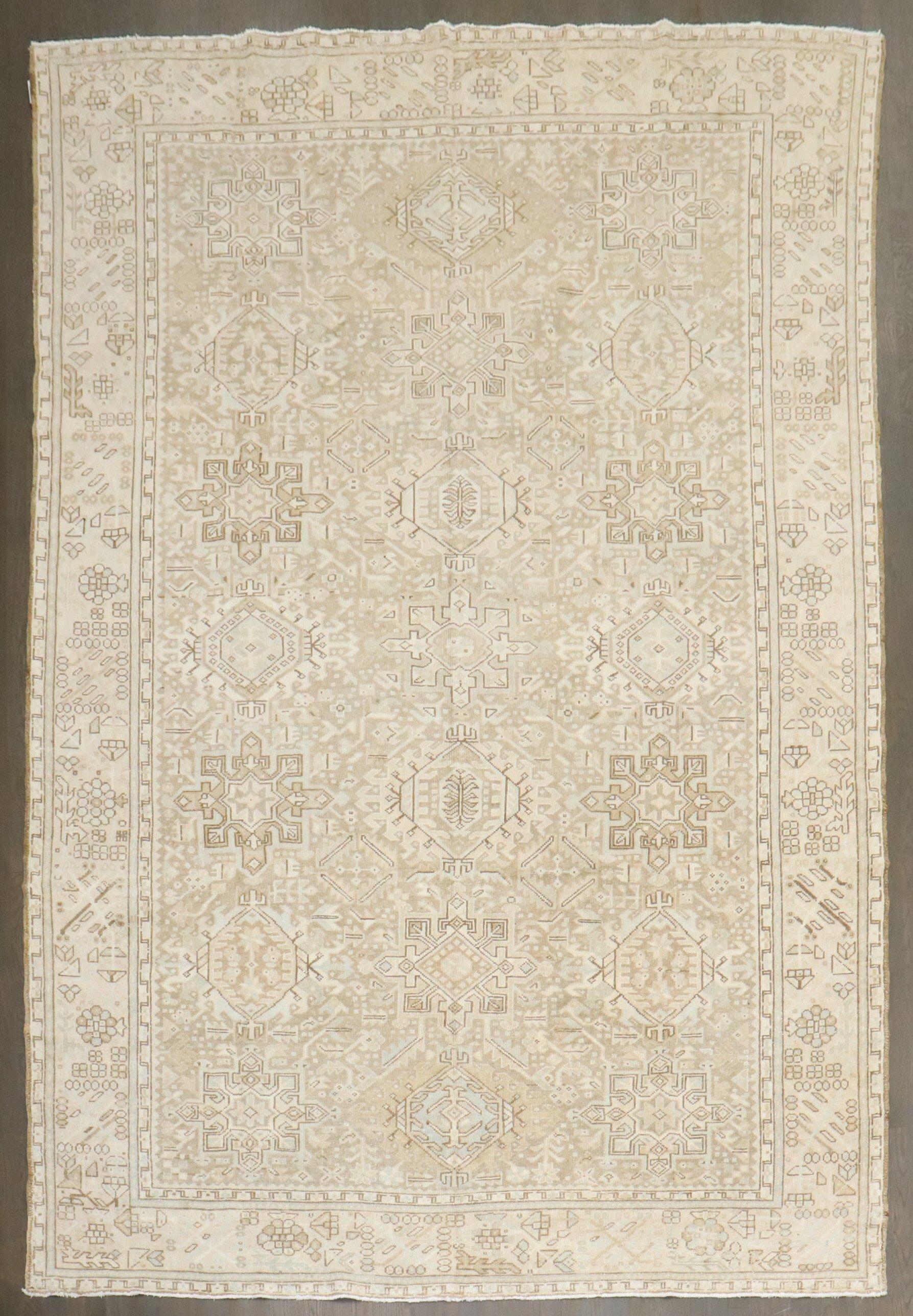 XX secolo Tappeto Zabihi Collection Antique Persian Neutral Color Heriz in vendita