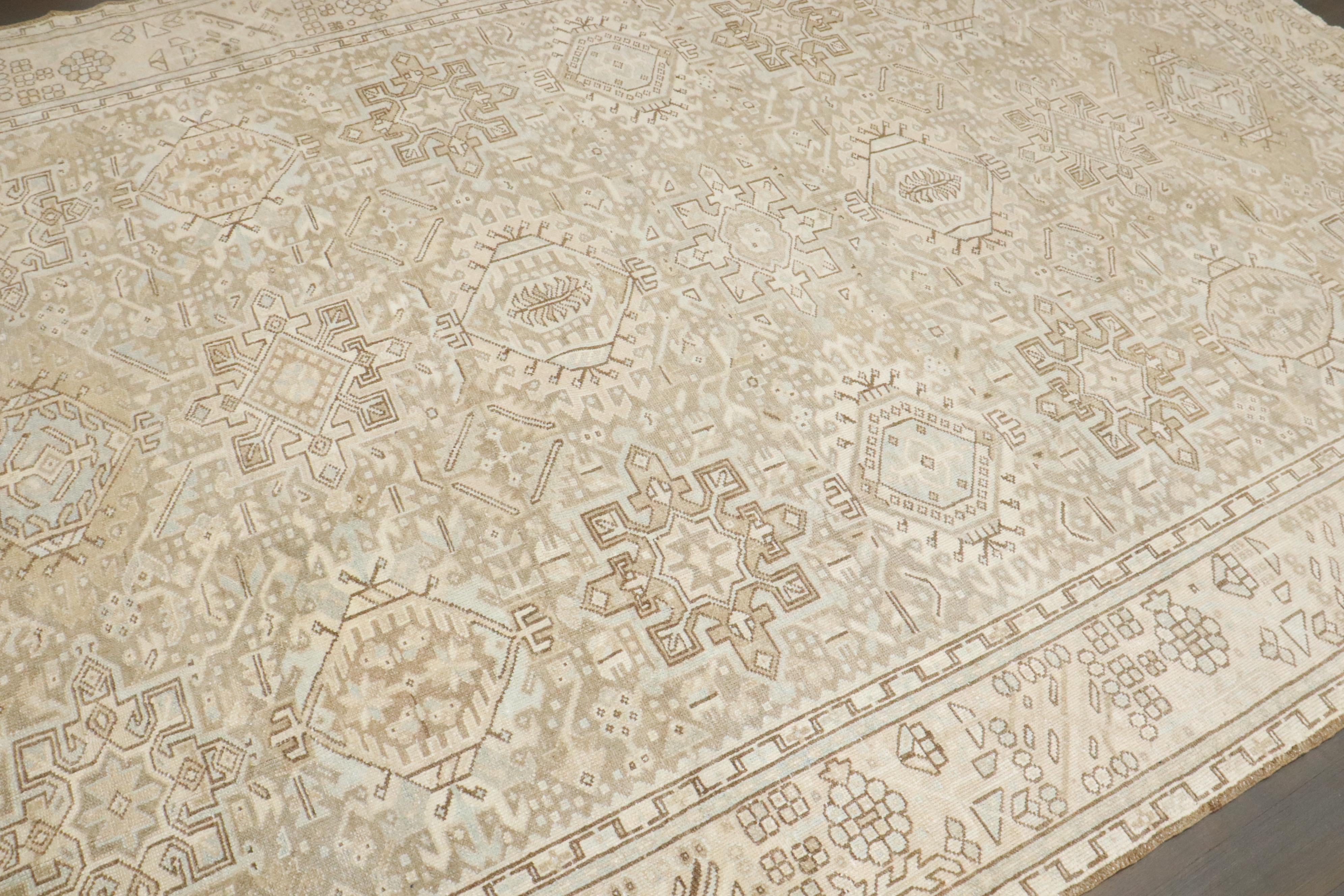 Tappeto Zabihi Collection Antique Persian Neutral Color Heriz in vendita 1