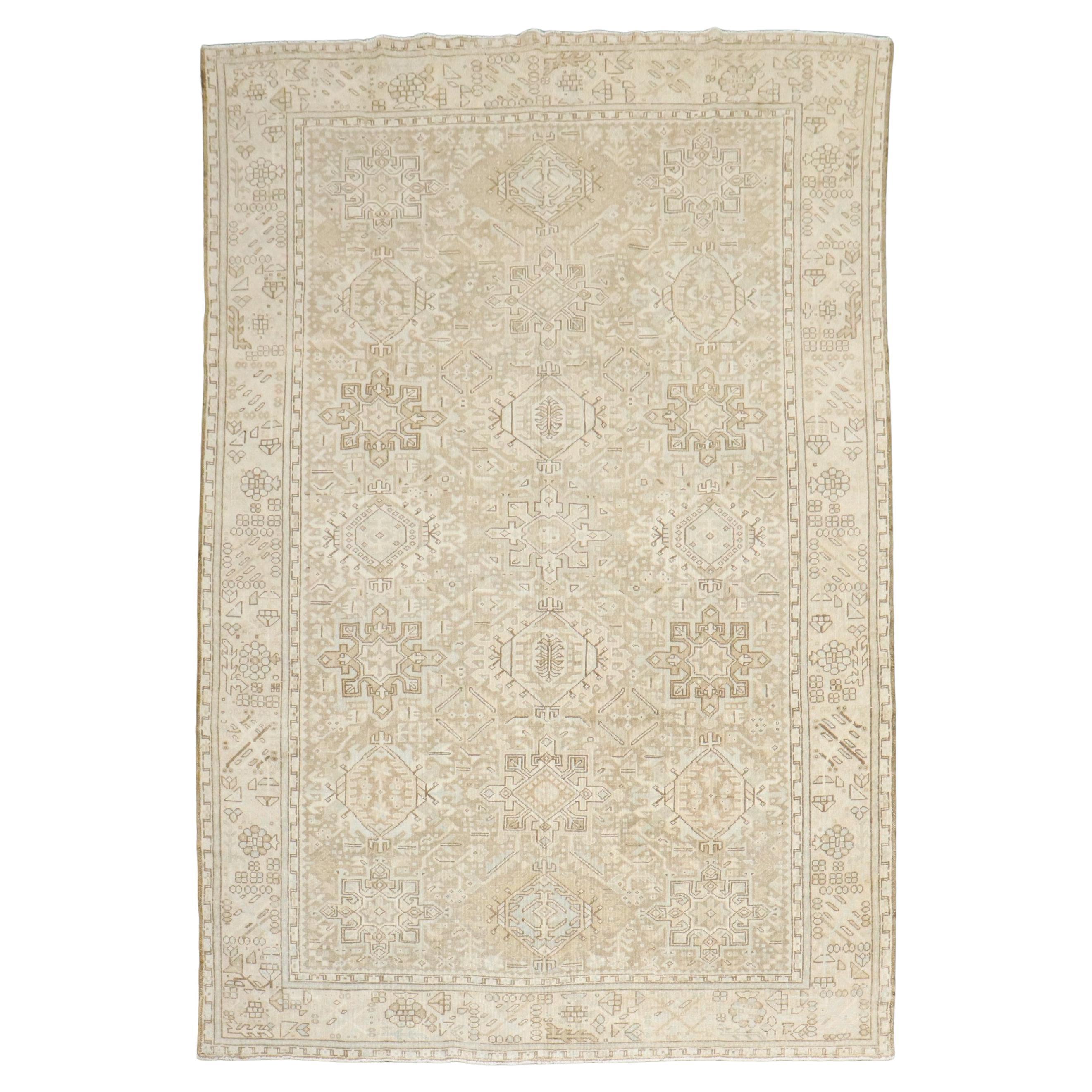 Tappeto Zabihi Collection Antique Persian Neutral Color Heriz in vendita