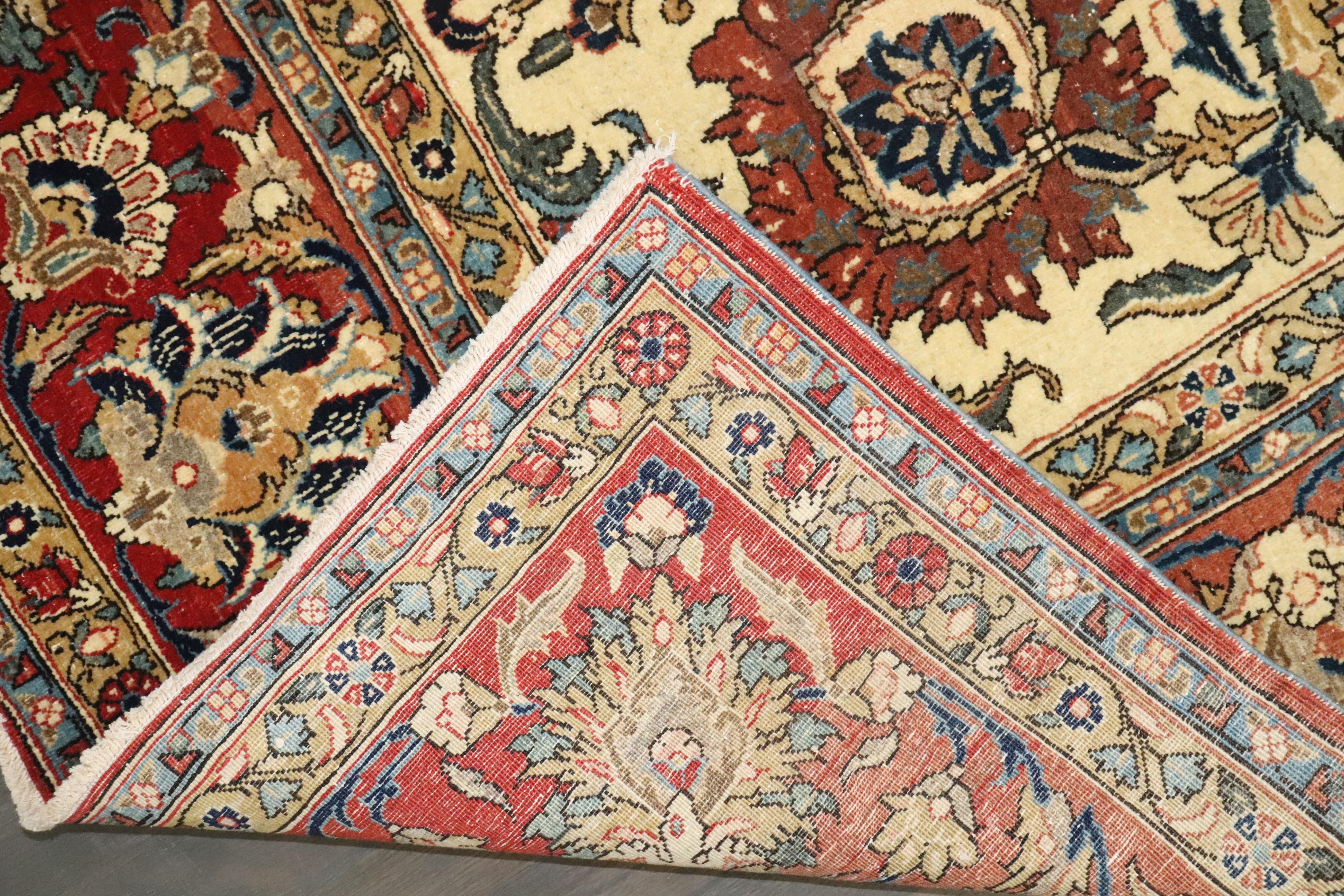 Tappeto Zabihi Collection'S Antico Persiano Qum Dimensioni Camera In condizioni buone in vendita a New York, NY