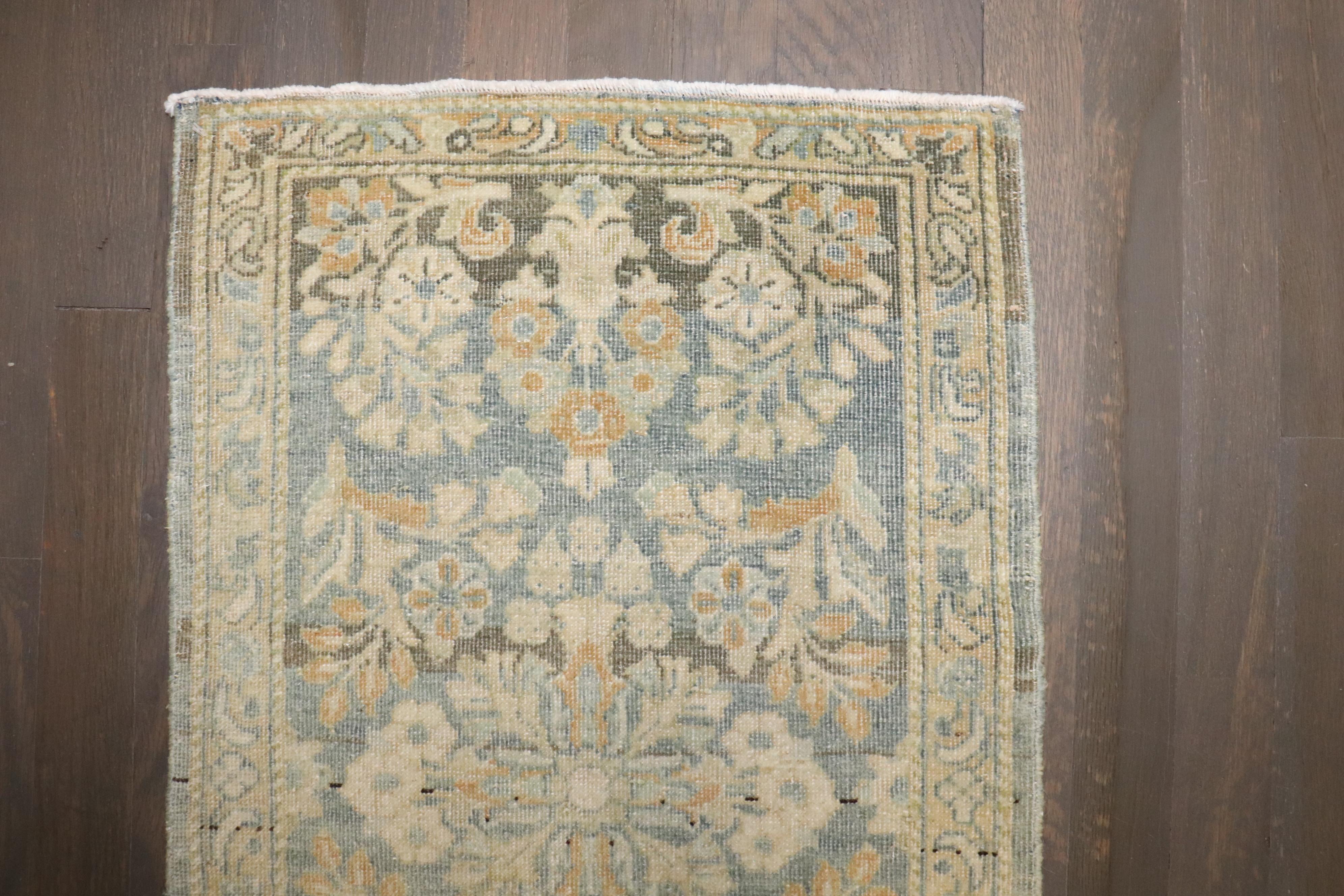 tapis sarouk du milieu du 20e siècle, vert et abricot

Détails
rug no.	r4681a
taille	1' 7