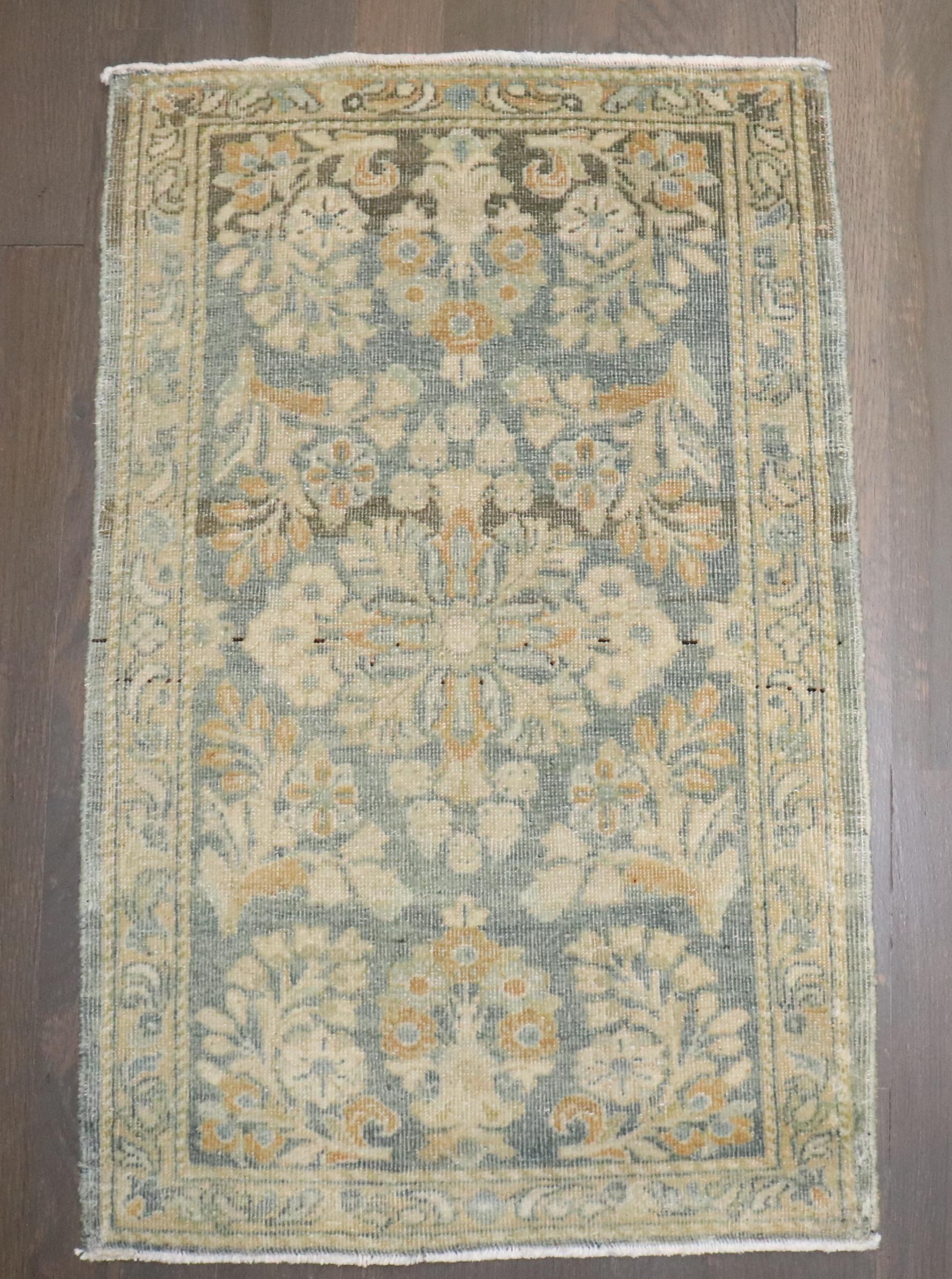 Agra Zabihi Collectional Antique Persian Sarouk Small Rug (petit tapis) en vente