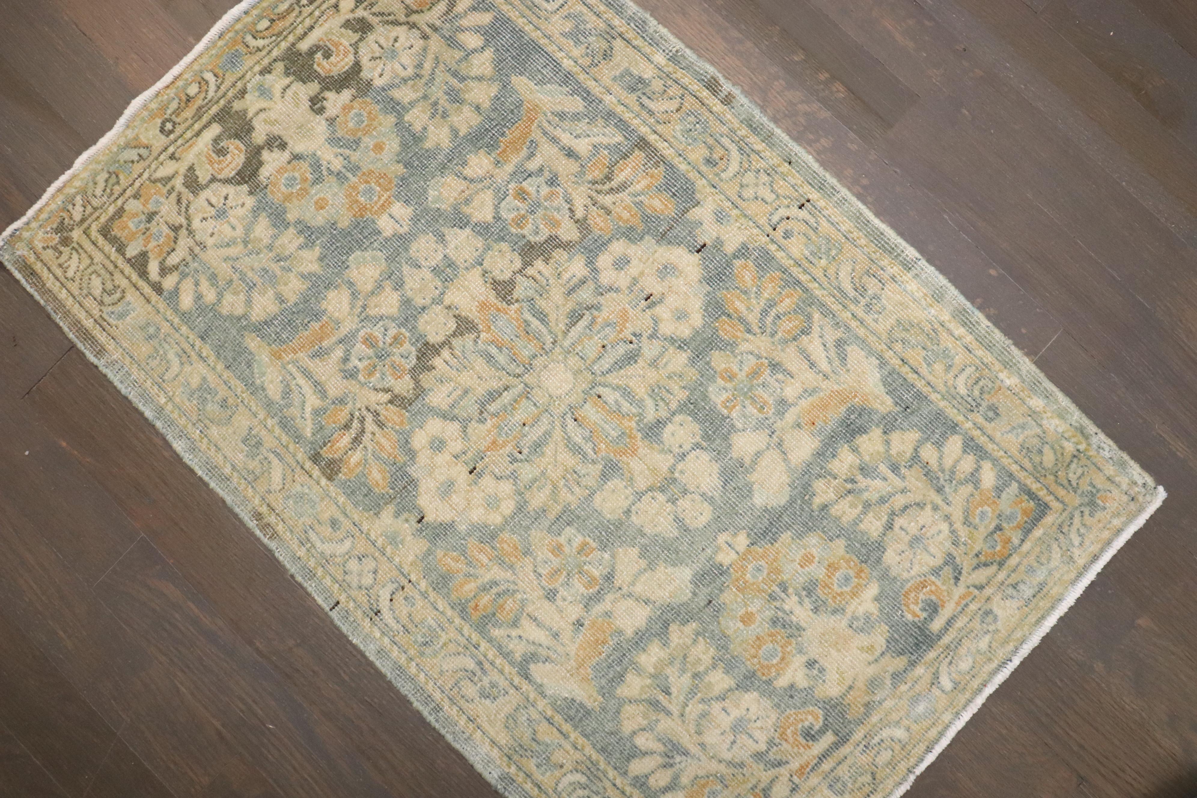Noué à la main Zabihi Collectional Antique Persian Sarouk Small Rug (petit tapis) en vente
