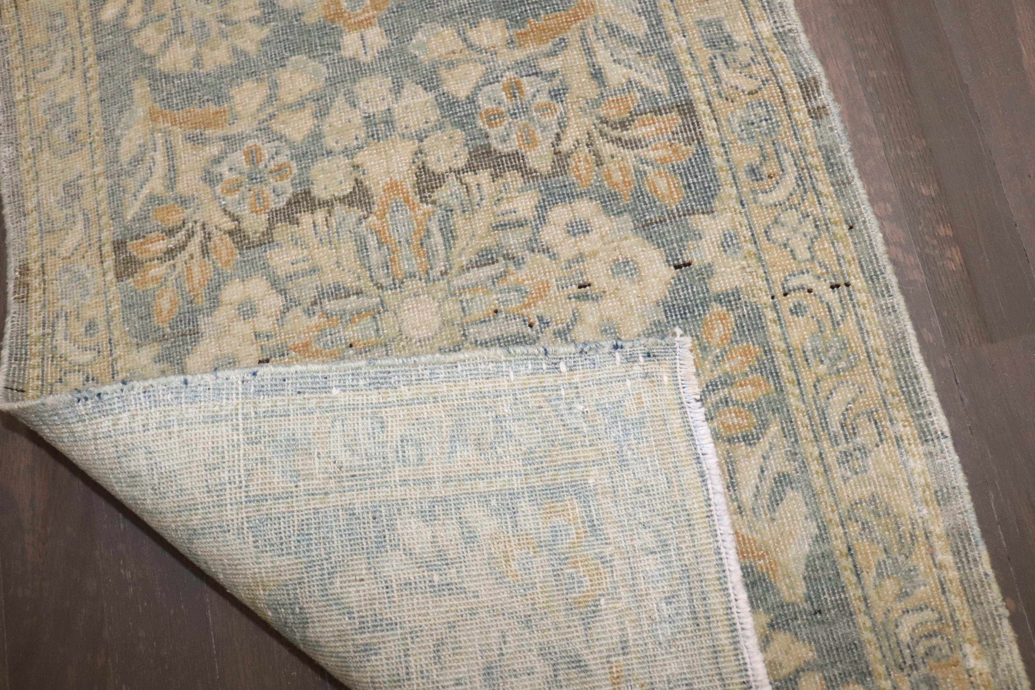 Zabihi Collectional Antique Persian Sarouk Small Rug (petit tapis) Bon état - En vente à New York, NY