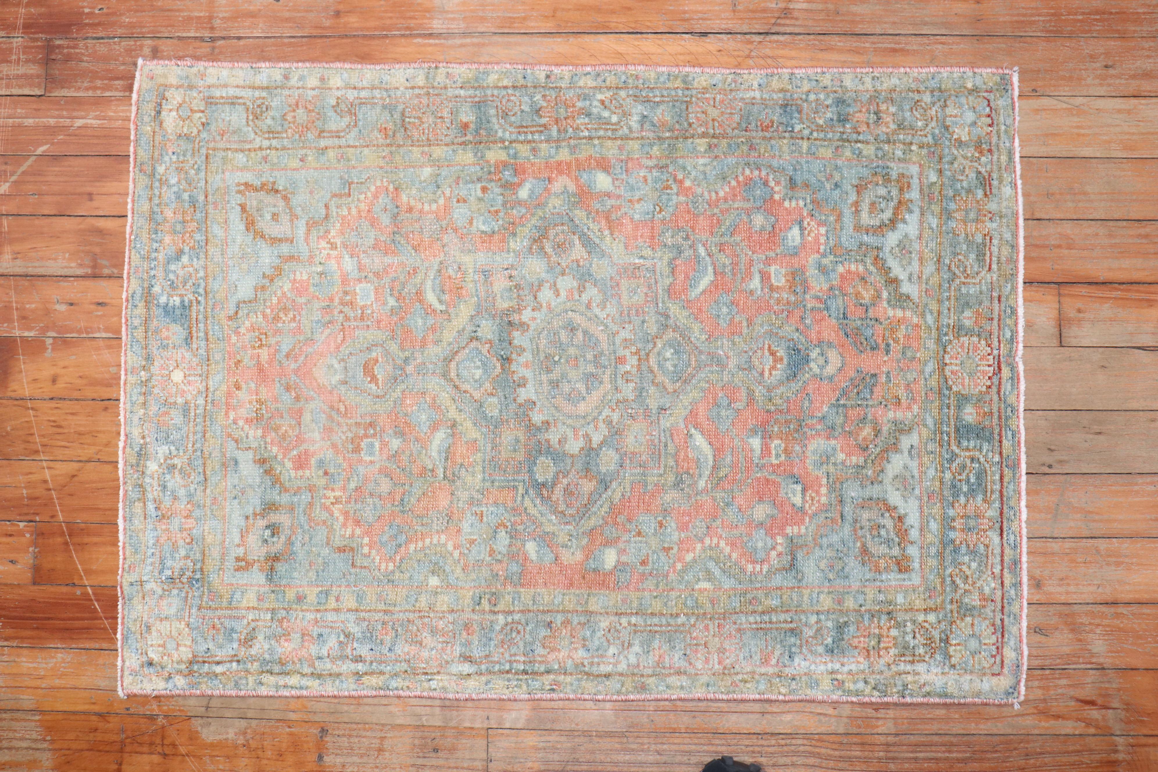 Colección Zabihi Alfombra Persa Antigua Sarouk Pequeña en Bueno estado para la venta en New York, NY