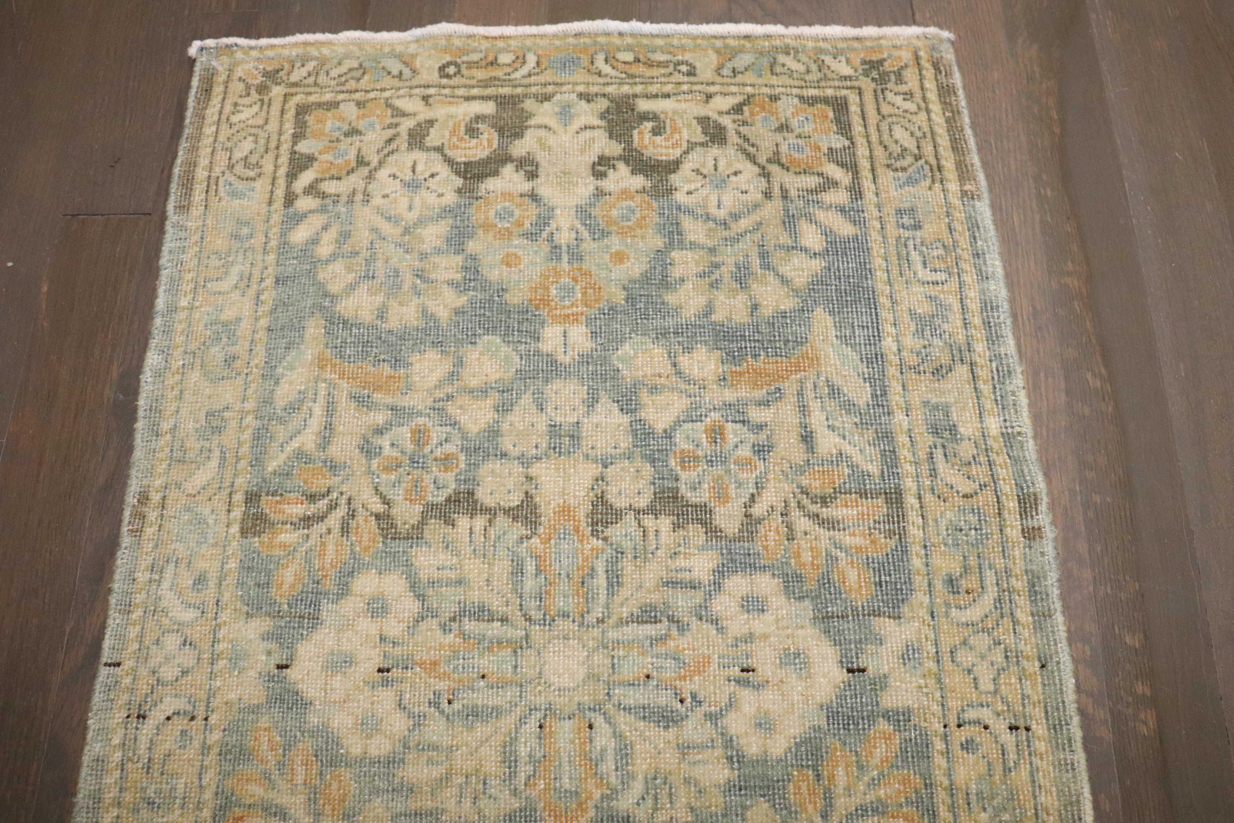 20ième siècle Zabihi Collectional Antique Persian Sarouk Small Rug (petit tapis) en vente