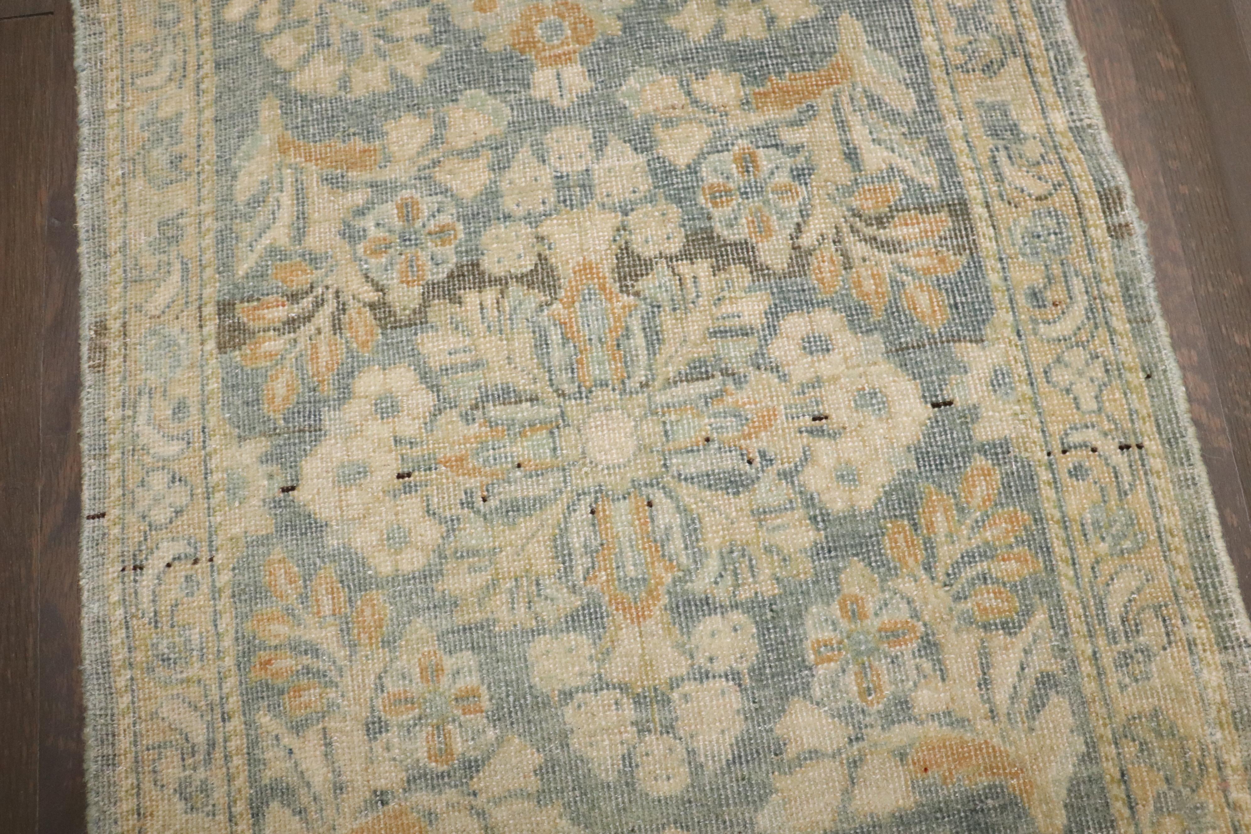 Laine Zabihi Collectional Antique Persian Sarouk Small Rug (petit tapis) en vente