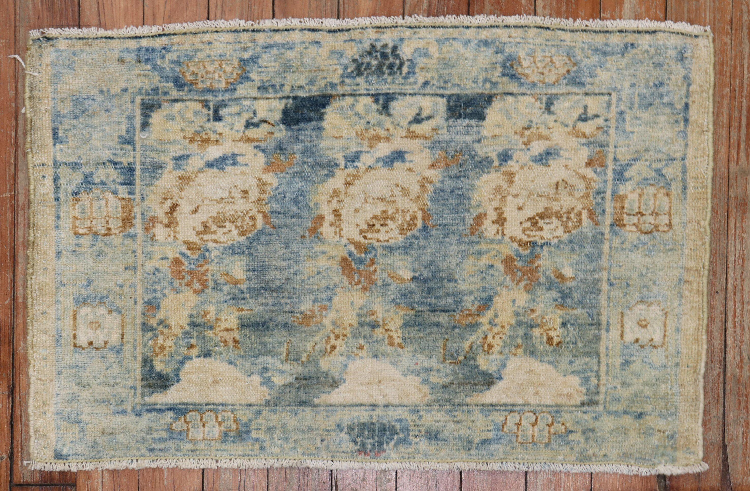 Alfombra floral persa Senneh de los años 20, tamaño Mat

Detalles
alfombra no.	9923
talla	1' 4
