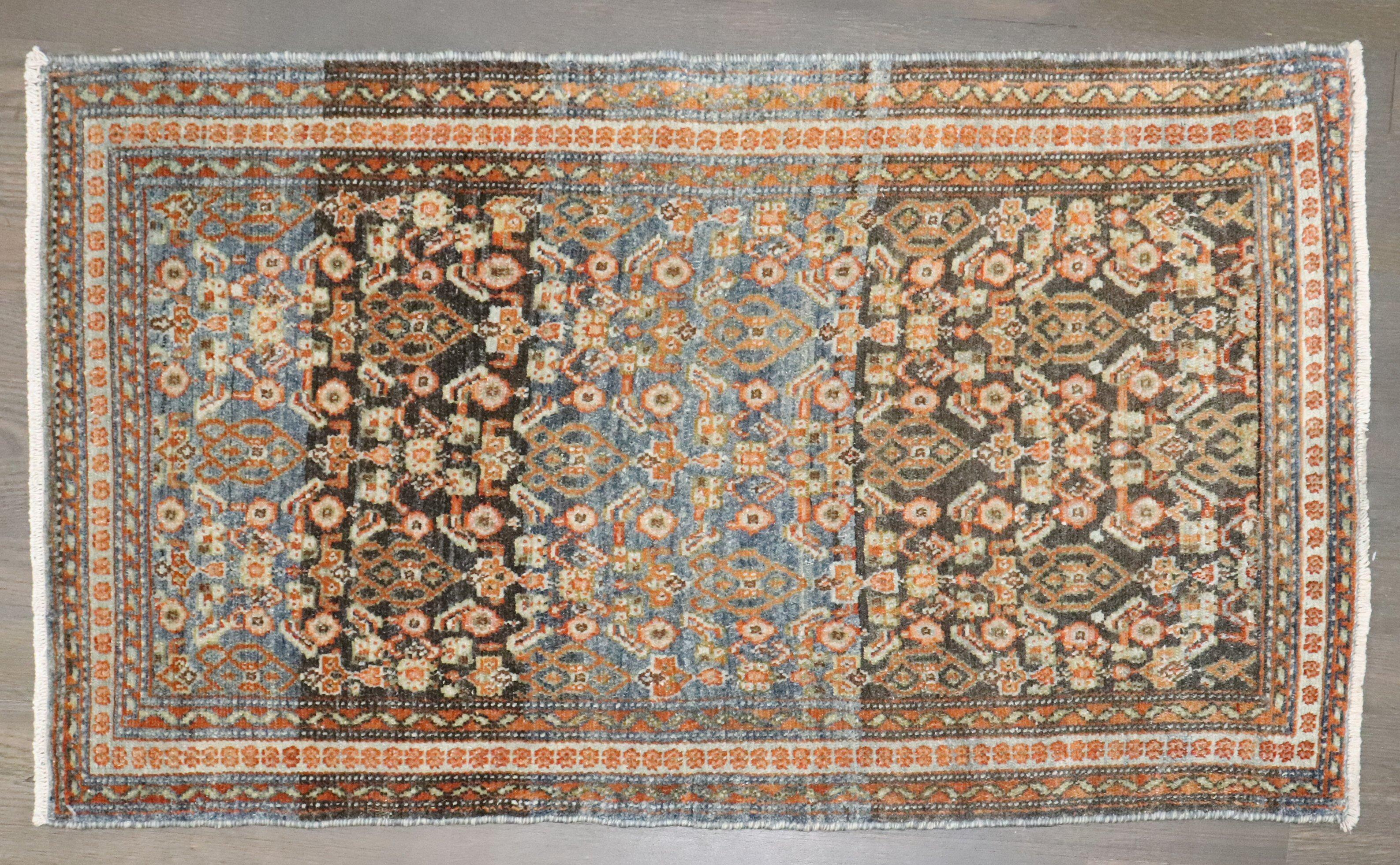 Bellissimo piccolo set di tappeti persiani antichi dei primi del Novecento

1'9'' x 3'1'' e 1'10'' x 3'2'' rispettivamente

I tappeti Senneh antichi sono tra i più caratteristici di tutti i tappeti persiani, anche se i disegni sono spesso simili a