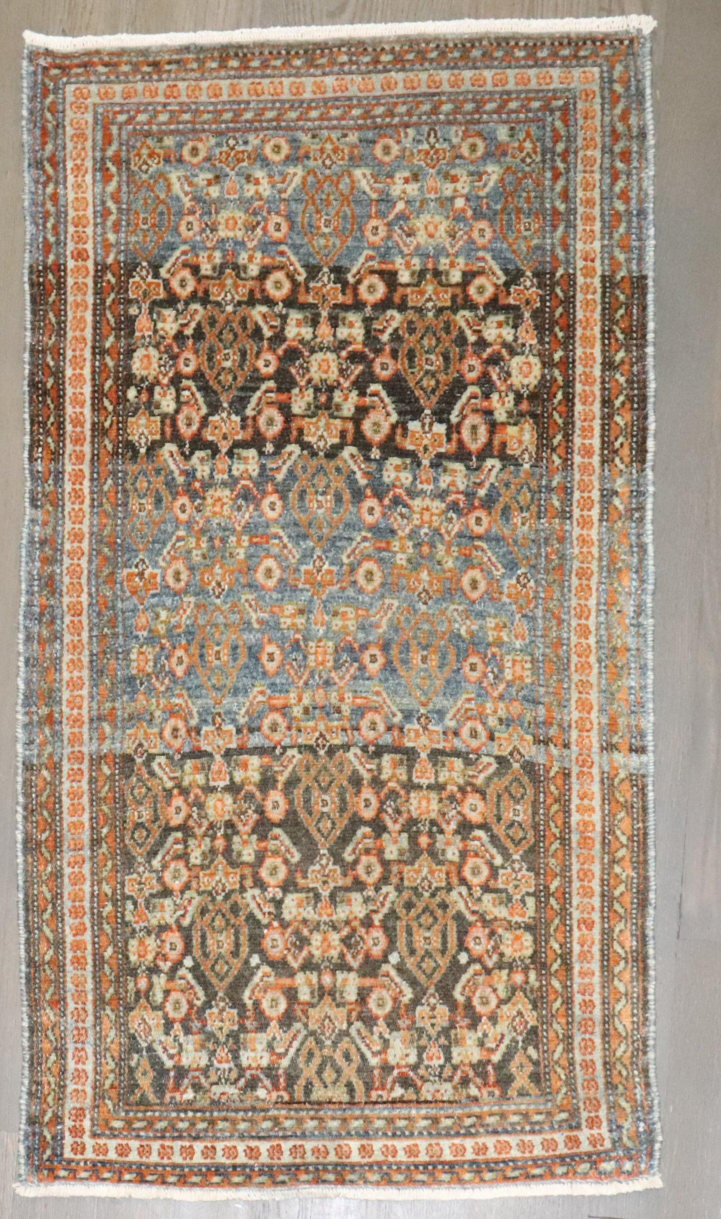 Coloniale americano Zabihi Collection Tappeti antichi persiani Senneh piccoli in vendita
