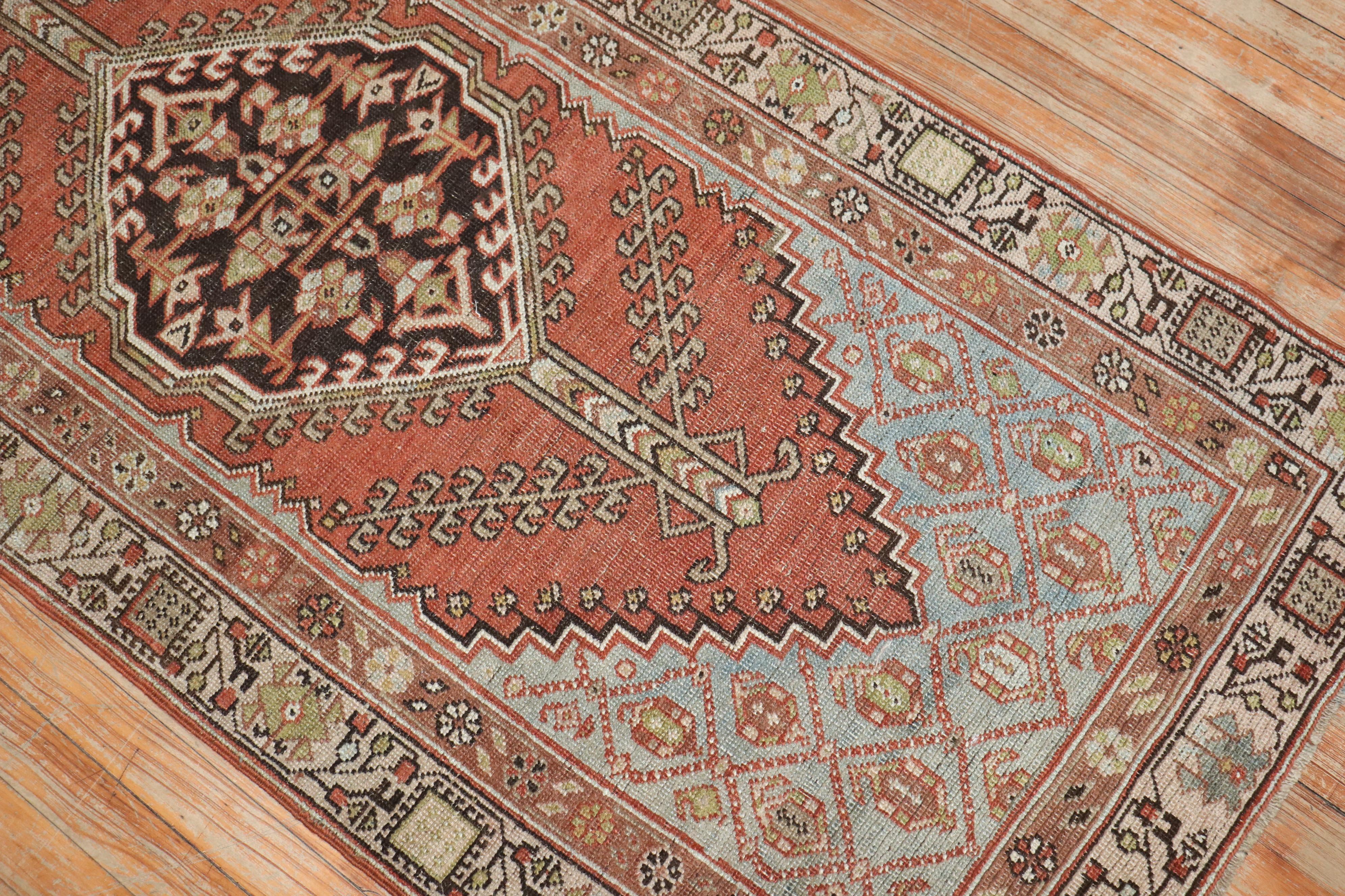 Perse Petit tapis de couloir persan Serab géométrique ancien de la collection Zabihi en vente