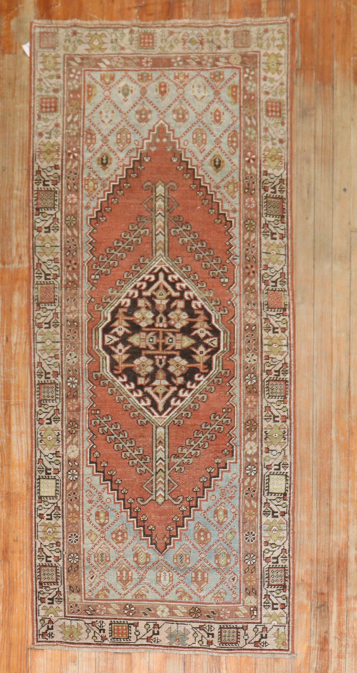 Noué à la main Petit tapis de couloir persan Serab géométrique ancien de la collection Zabihi en vente