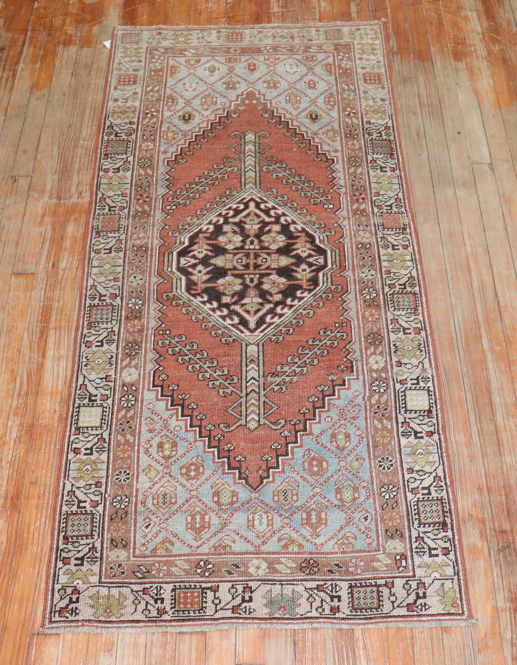 Petit tapis de couloir persan Serab géométrique ancien de la collection Zabihi Bon état - En vente à New York, NY