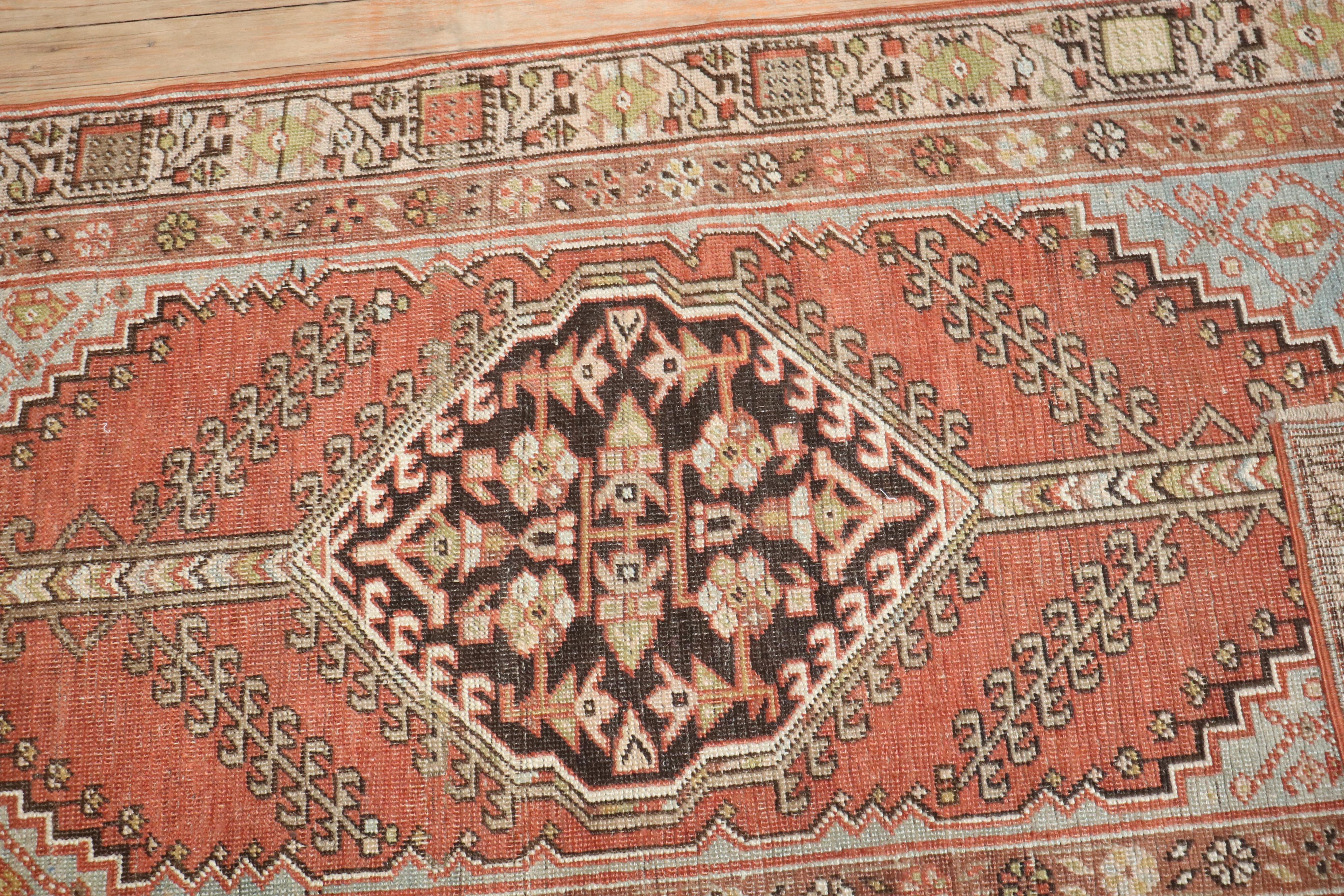 20ième siècle Petit tapis de couloir persan Serab géométrique ancien de la collection Zabihi en vente