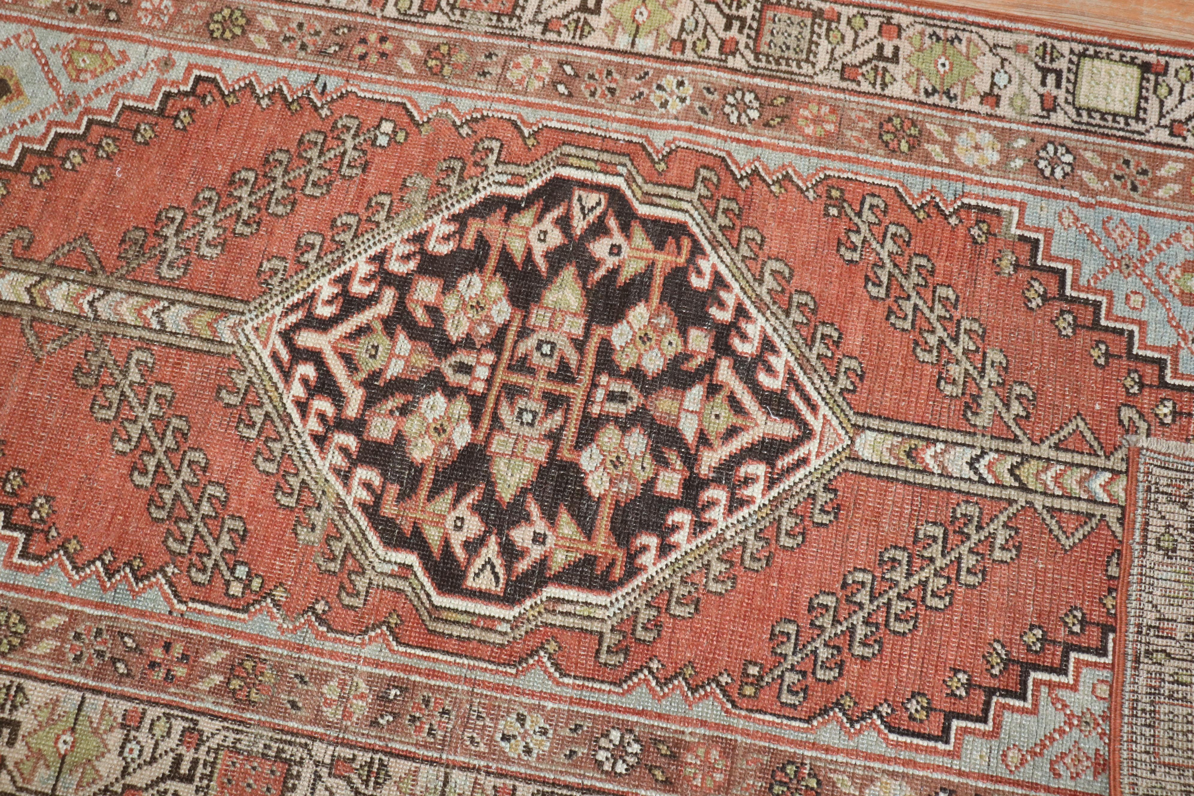 Laine Petit tapis de couloir persan Serab géométrique ancien de la collection Zabihi en vente