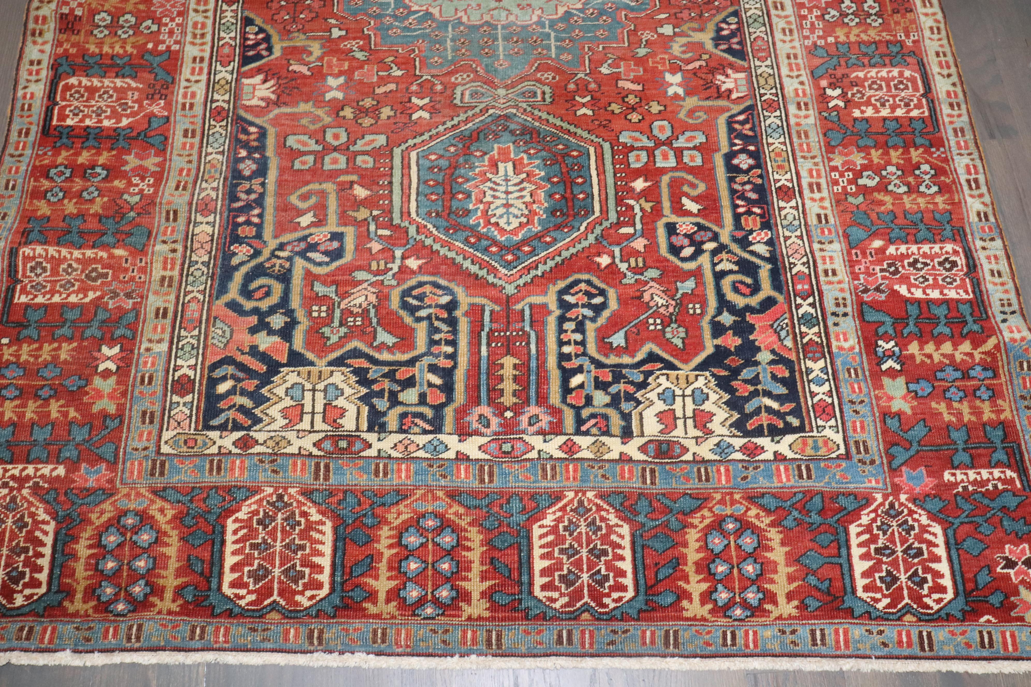 Tapis persan Serapi ancien de la collection Zabihi en vente 2