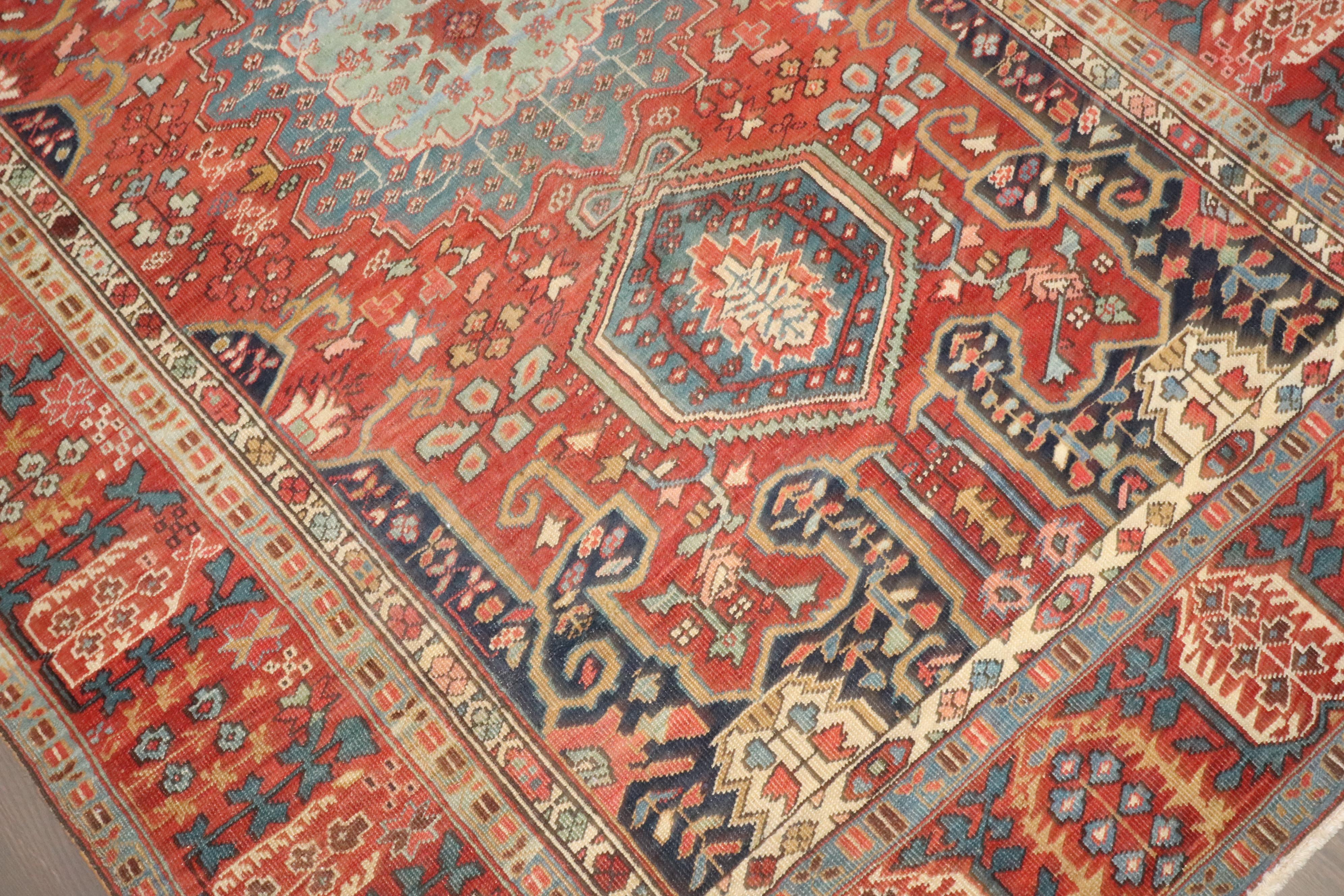 Tapis ancien persan Serapi très décoratif et d'une taille rare.

4'9'' x 6'10''

Avec des motifs distinctifs à grande échelle et une large palette de couleurs chaudes, les tapis anciens Heriz Serapi sont actuellement les tapis tribaux de village